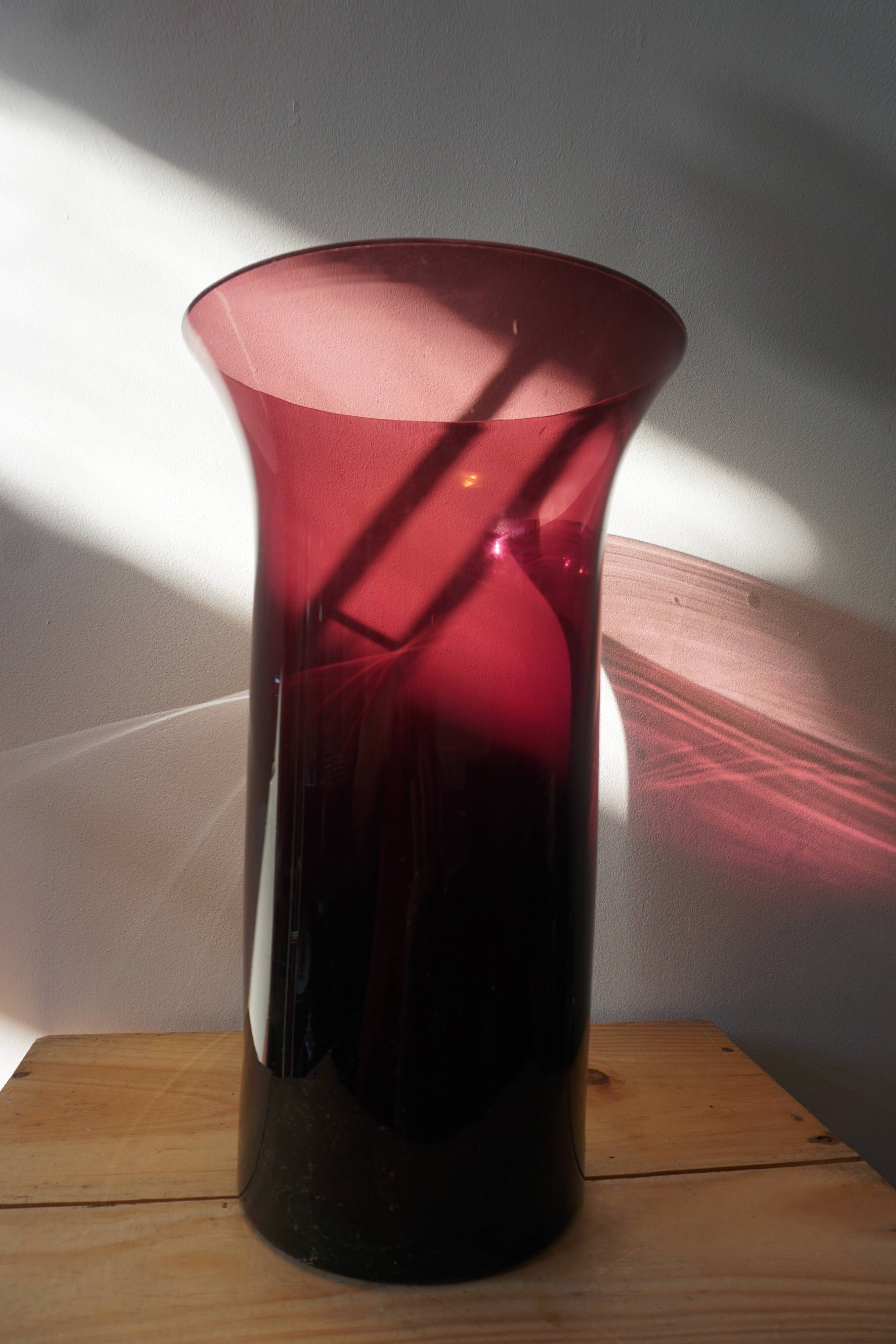 Vase violet en verre soufflé