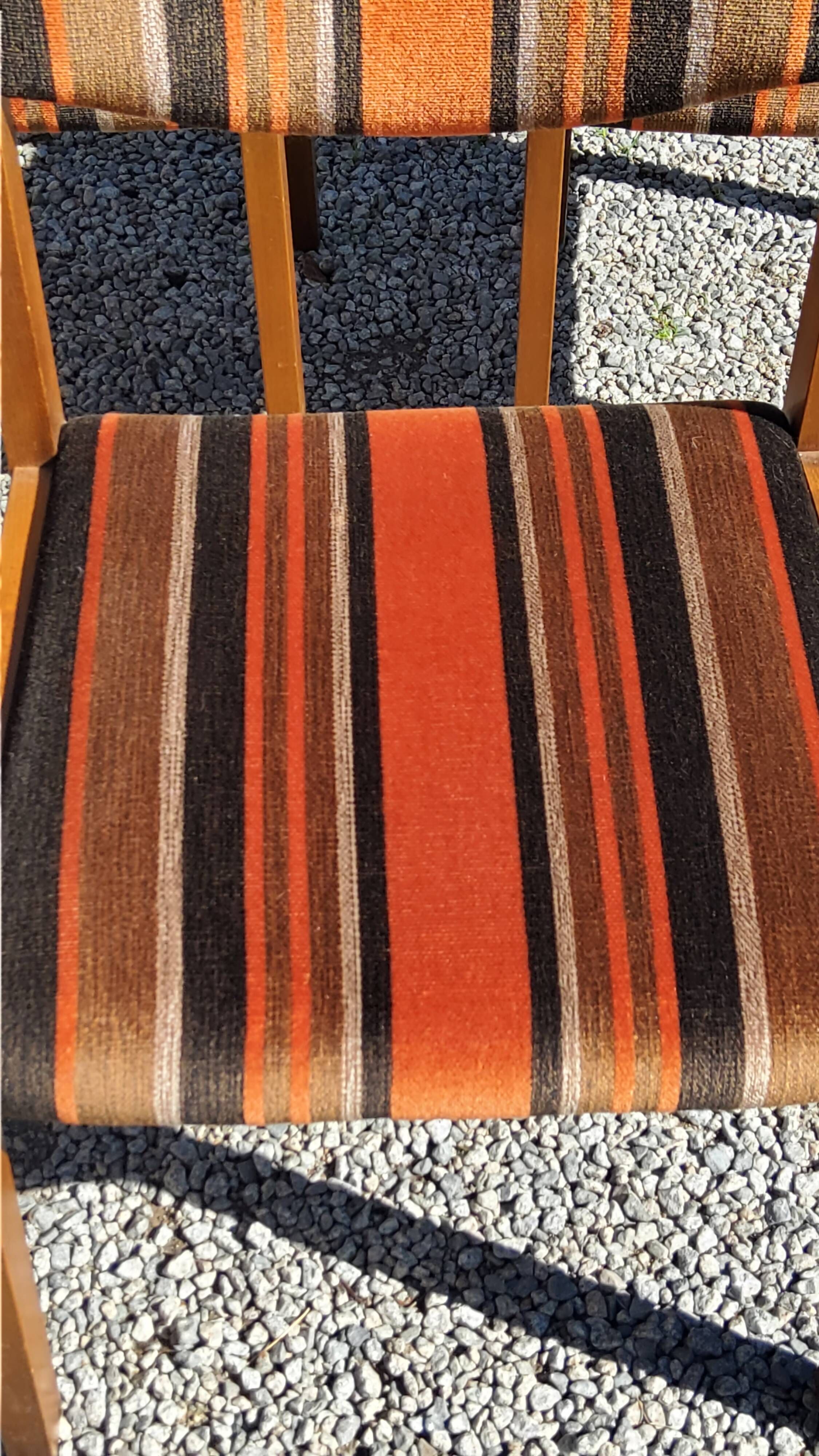 Set of 5 70s designer chairs in beech and orange and brown velvet Self éditeur