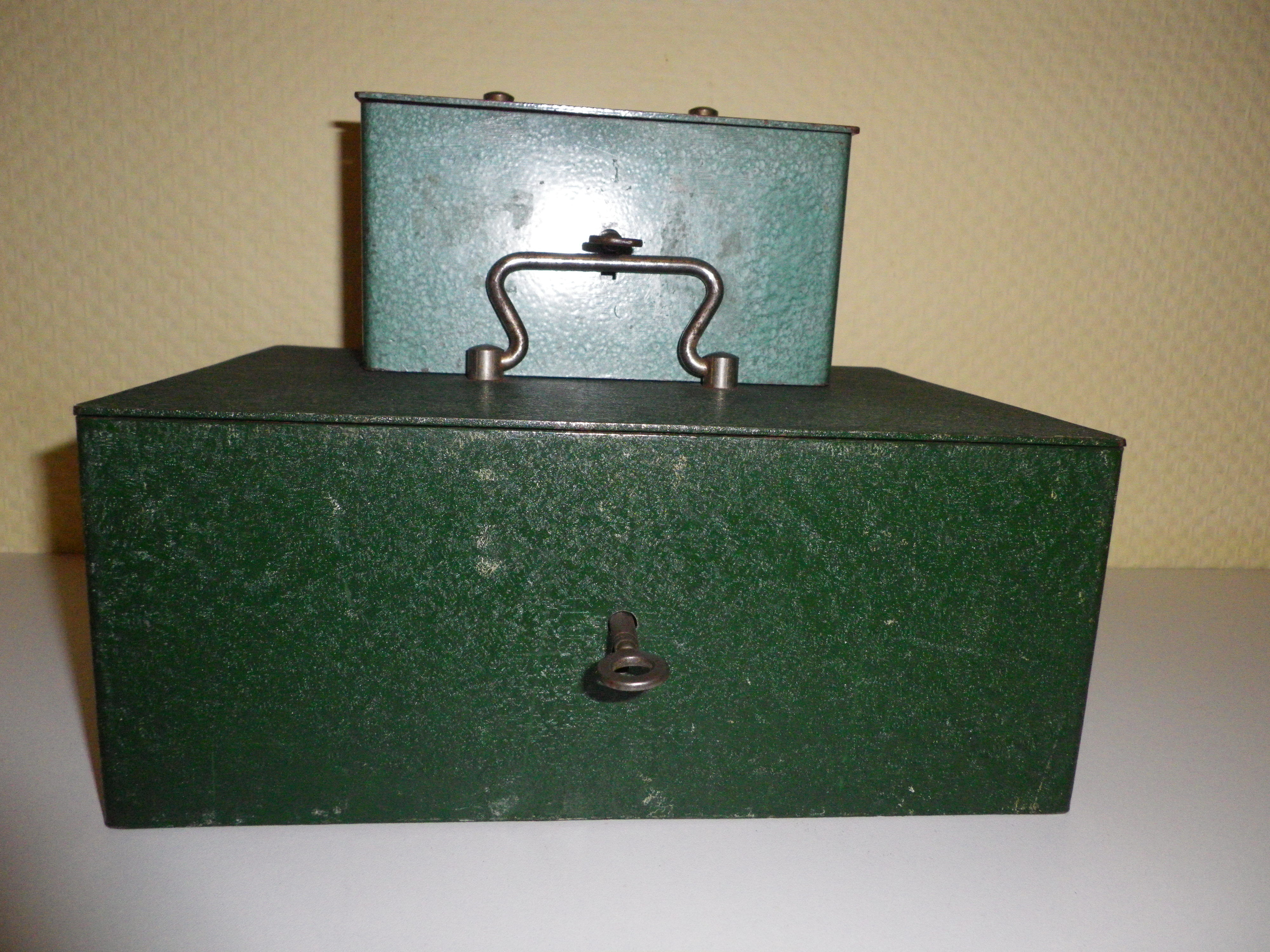 2 crates safes Beaumont - 1950s