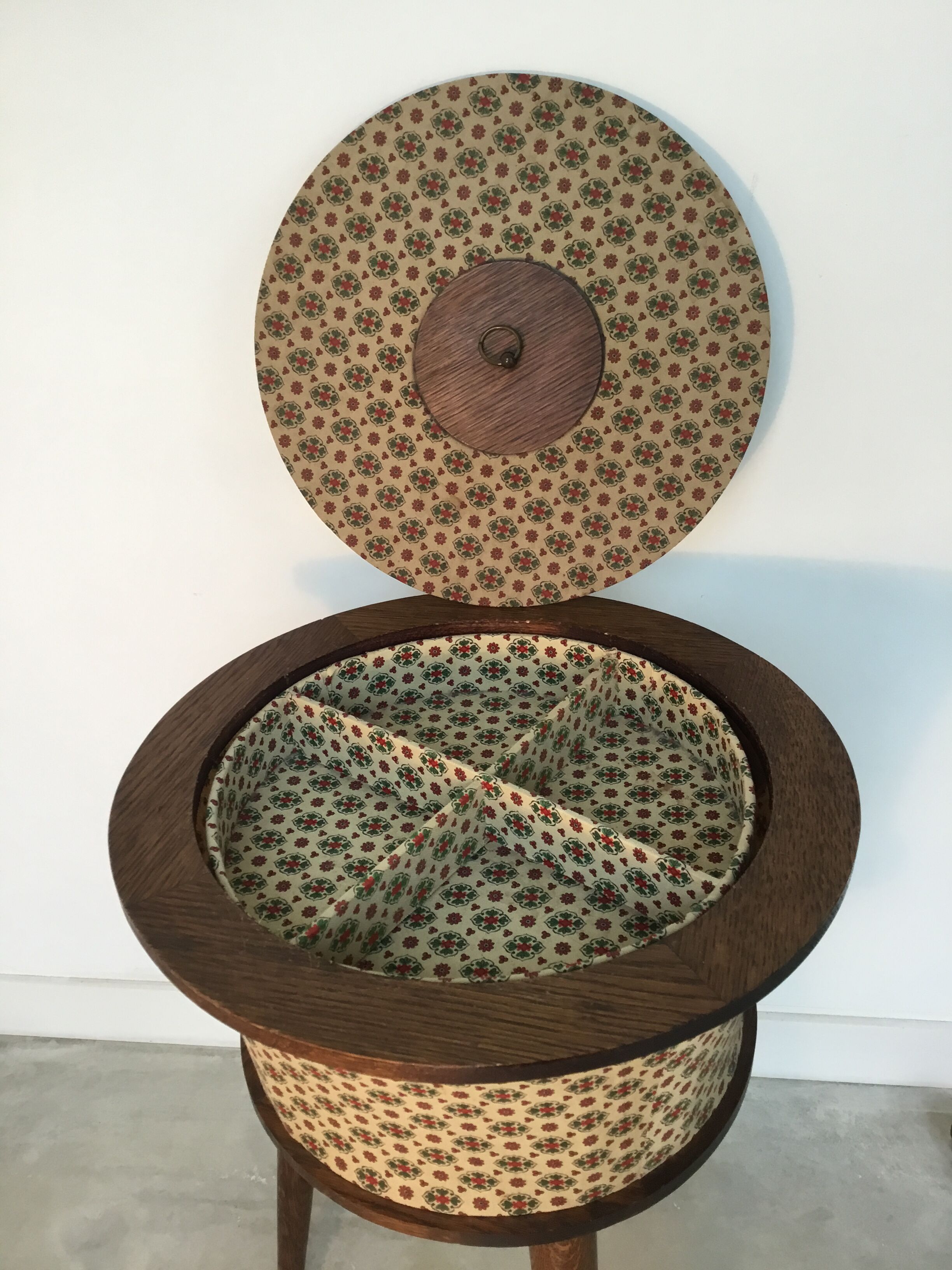 Vintage round tripod worker with tapered feet - 1960