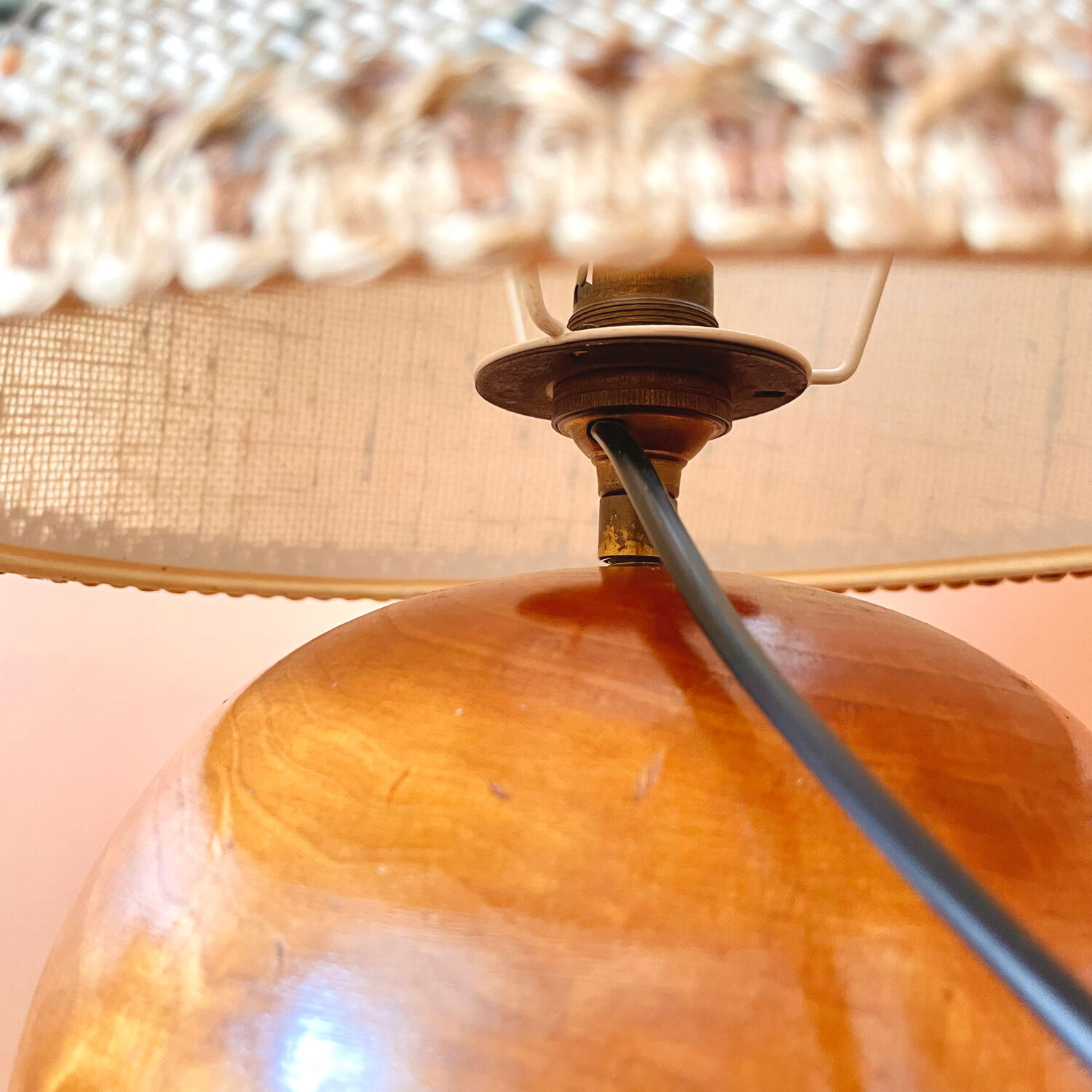 Wooden ball foot lamp