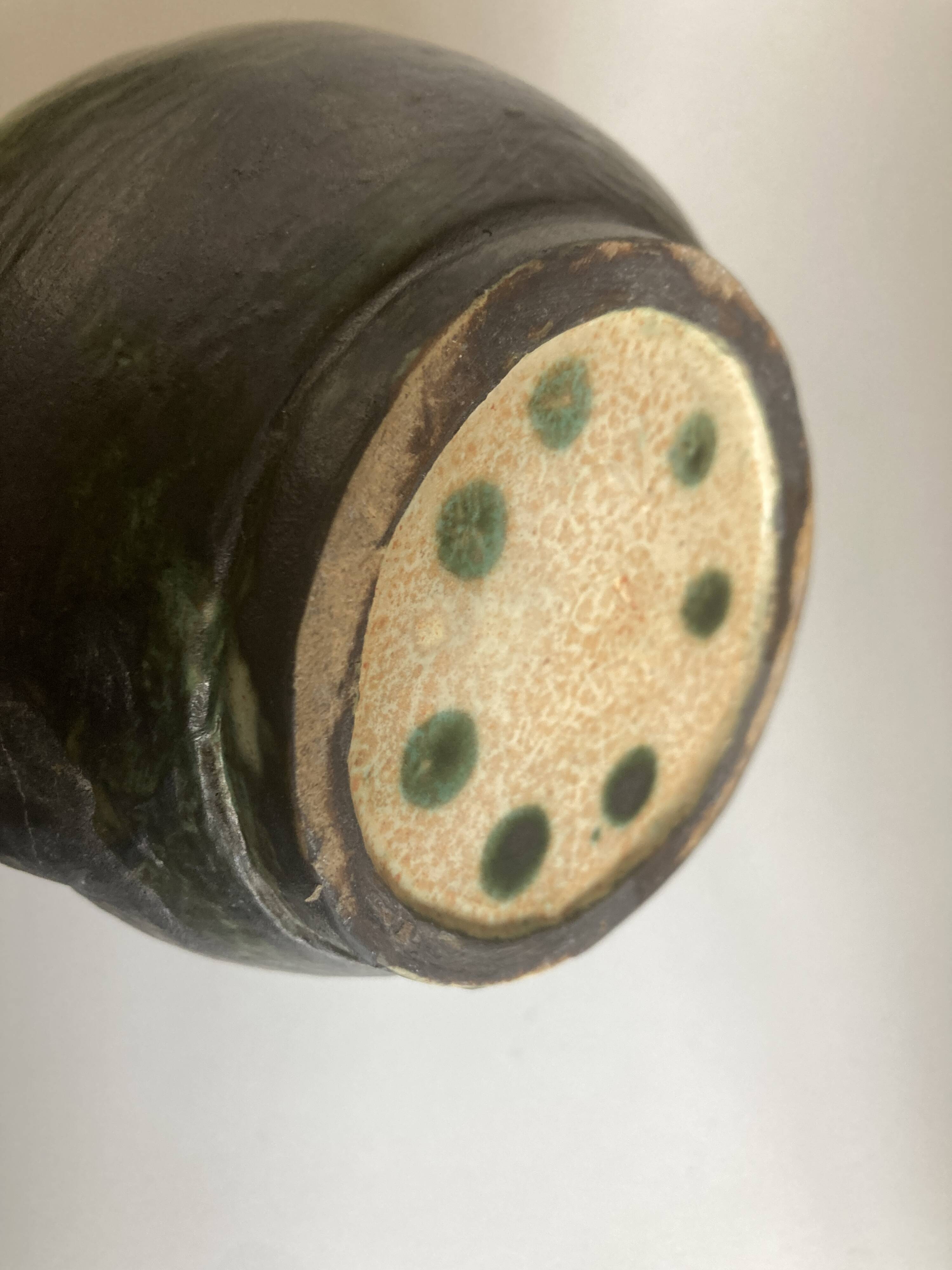 Pichet de potier vert sfumato scarifié 1960