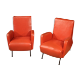Paire de fauteuils de conception italienne en simili cuir rouge