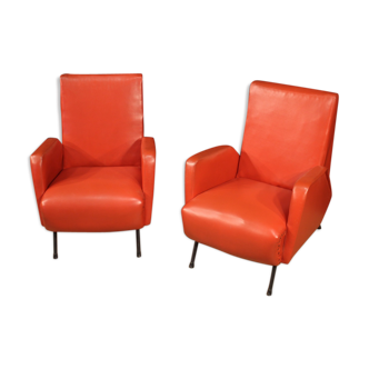 Paire de fauteuils de conception italienne en simili cuir rouge