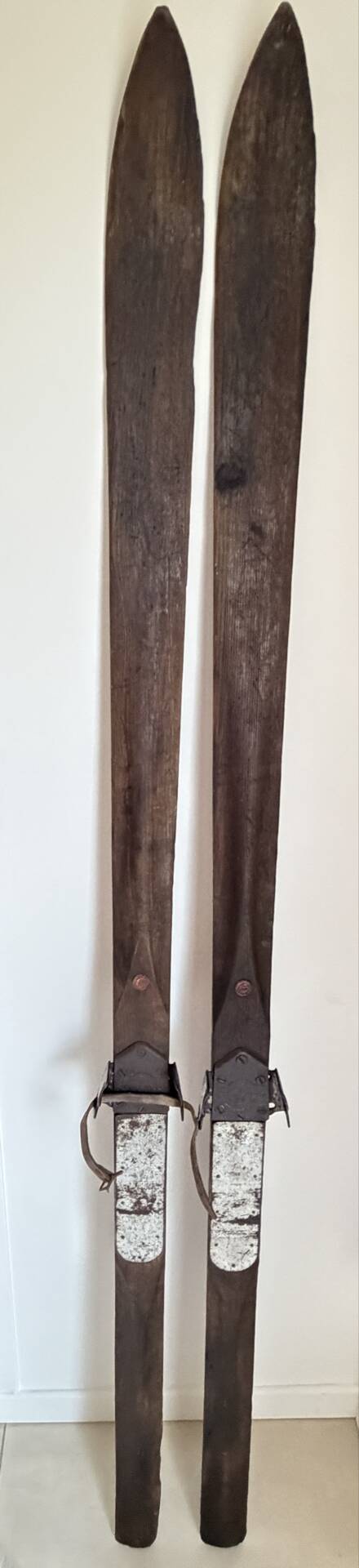 Pair of vintage wooden skis 184cm