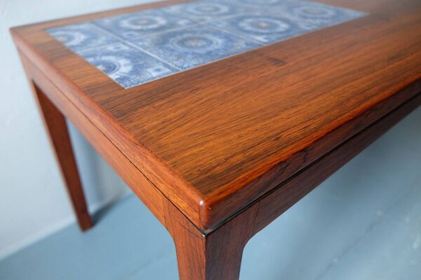Table basse danoise en palissandre et carreaux de céramique bleus, Danemark, années 1960