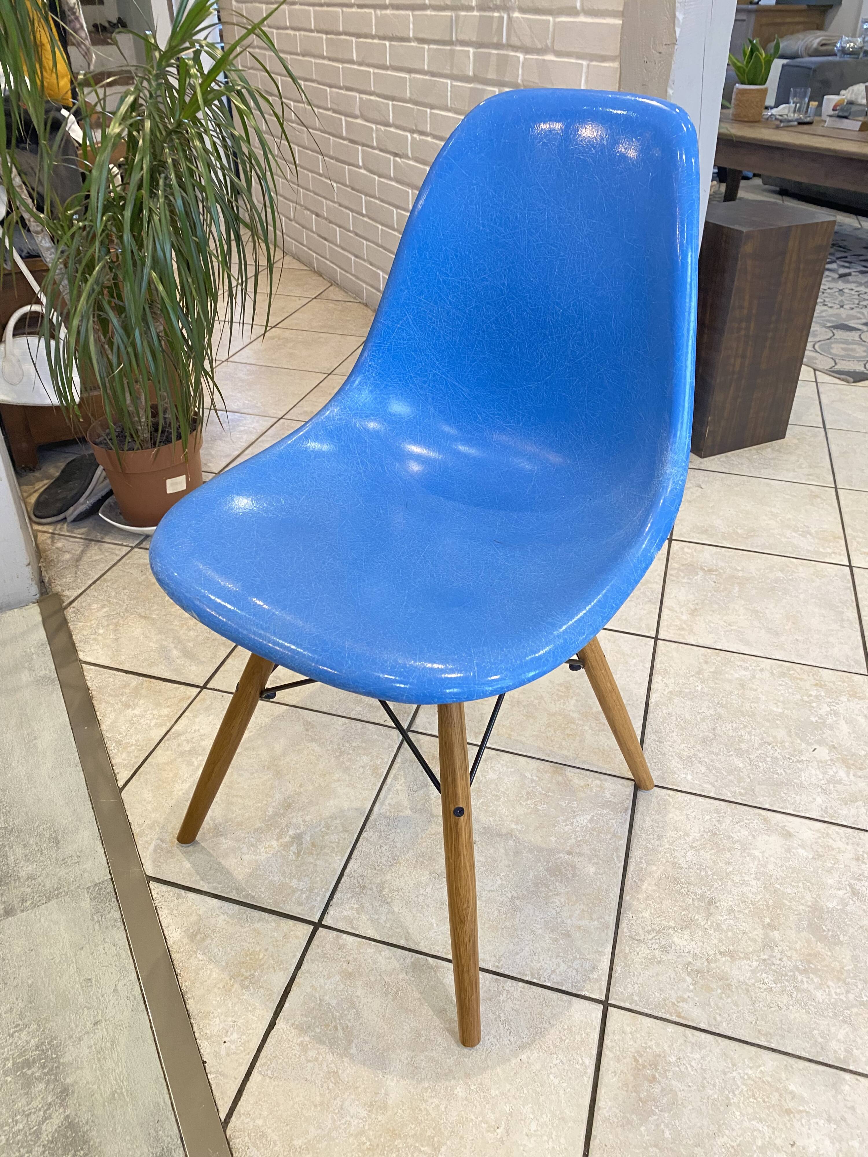 DSW chair turquoise fibre with oak dowel, light oak, Eames, Herman Miller.