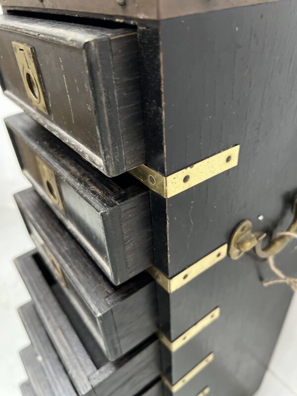 Meuble a huit petits tiroirs en bois noir XX Siècle