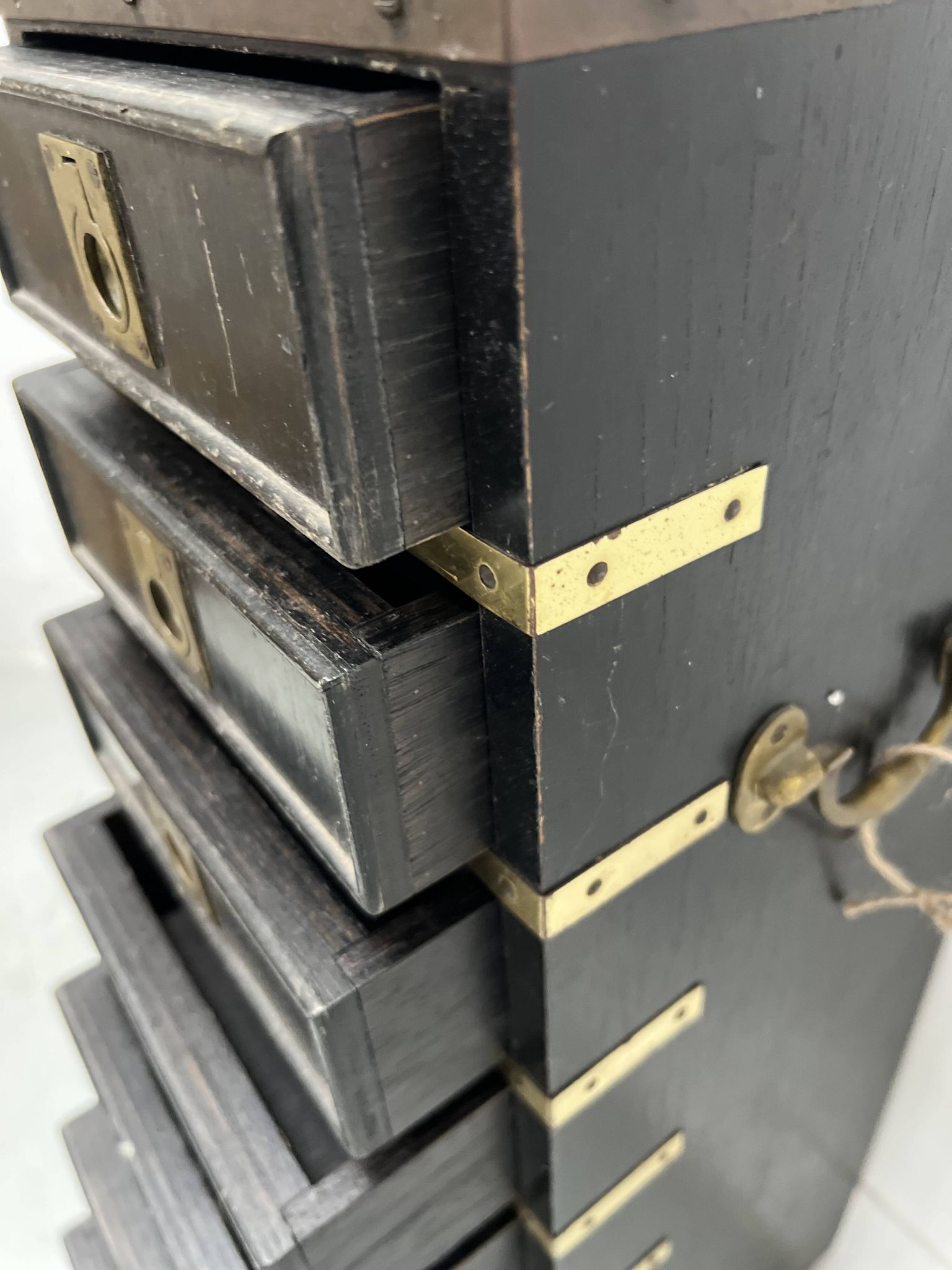 Meuble a huit petits tiroirs en bois noir XX Siècle