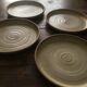 Assiettes en grès brun