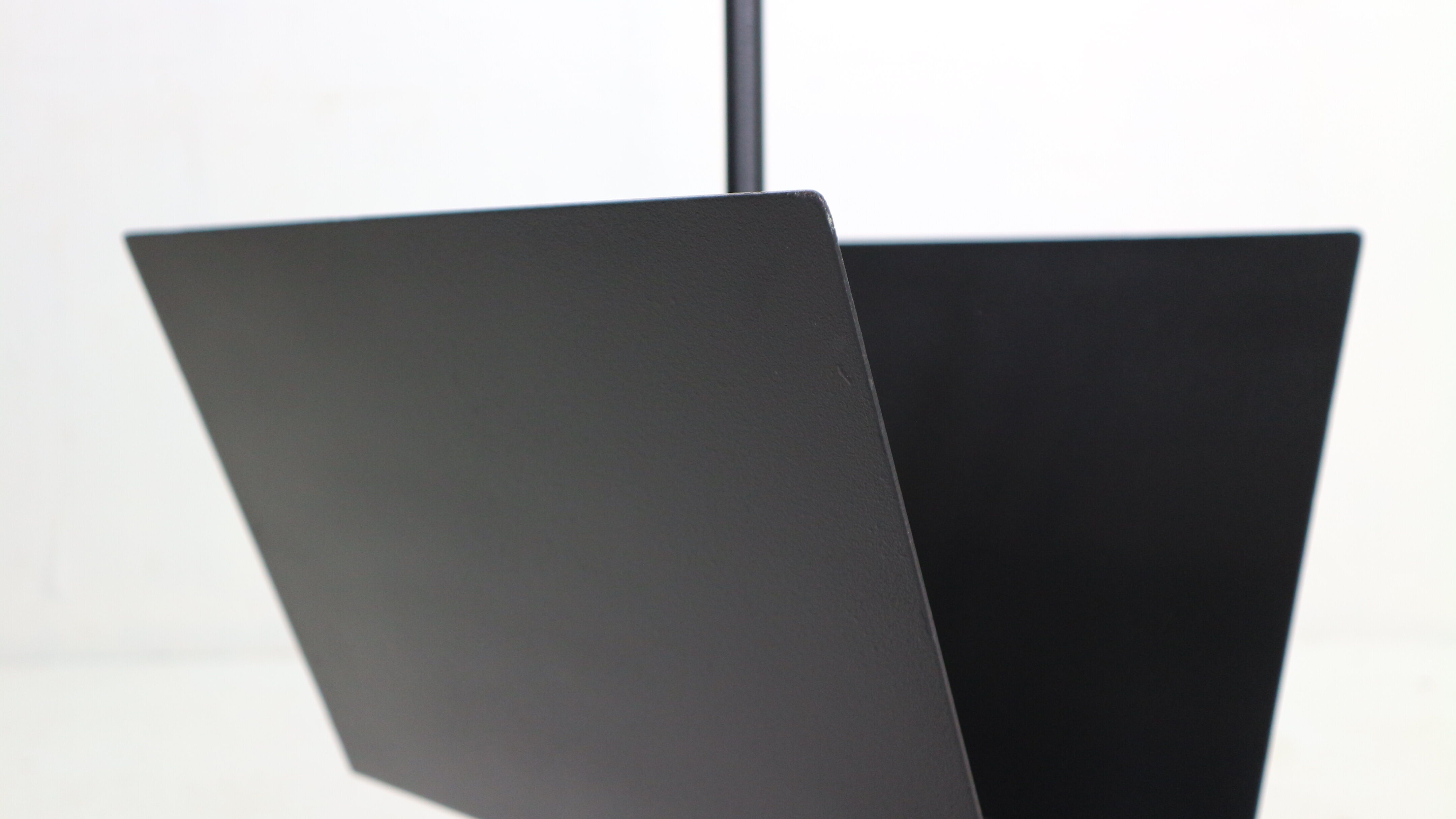 Porada Arredi Black Metal Minimalistic Magazinine Rack, 1980's, Italy