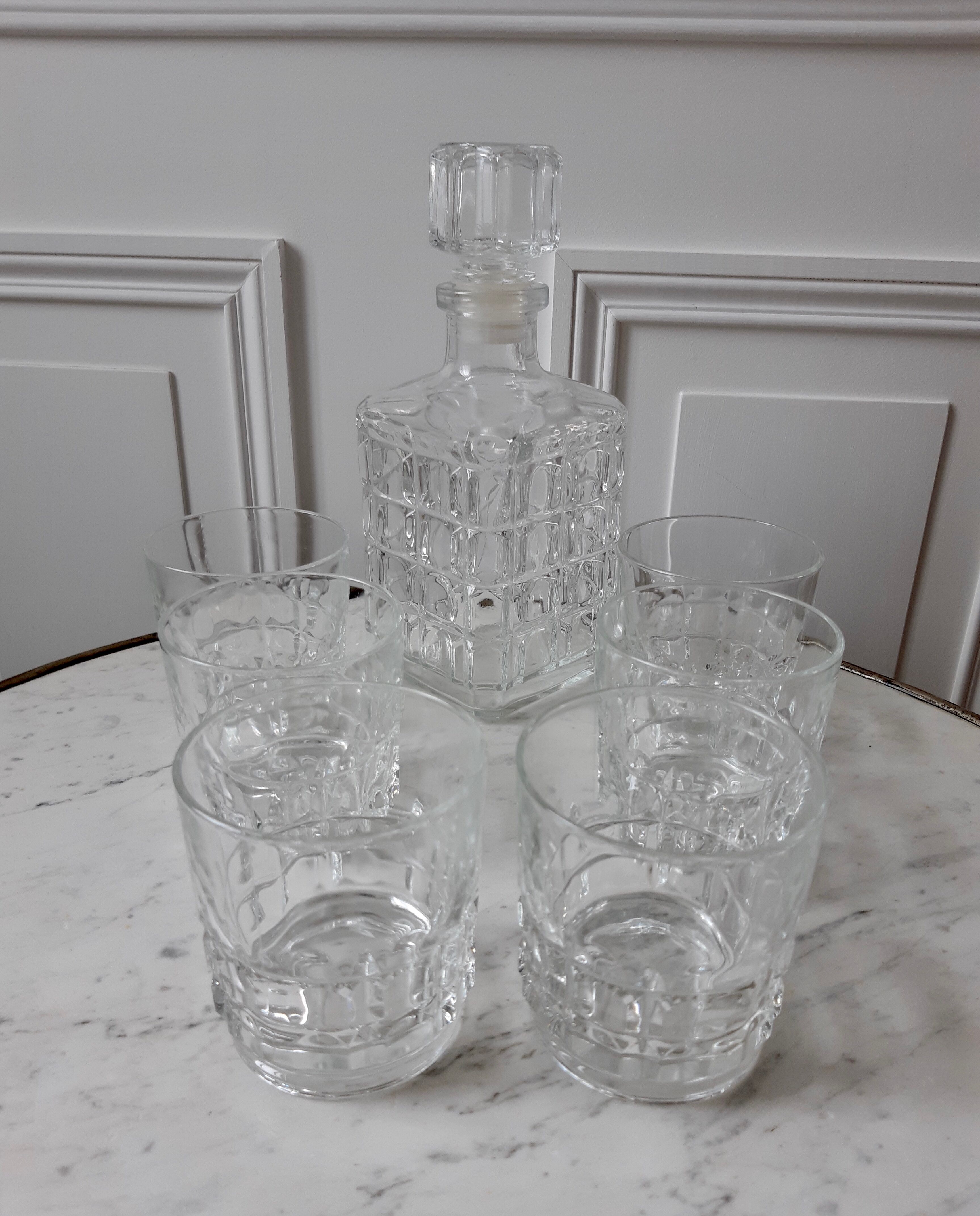 Lot of 6 whiskey glasses and carafe