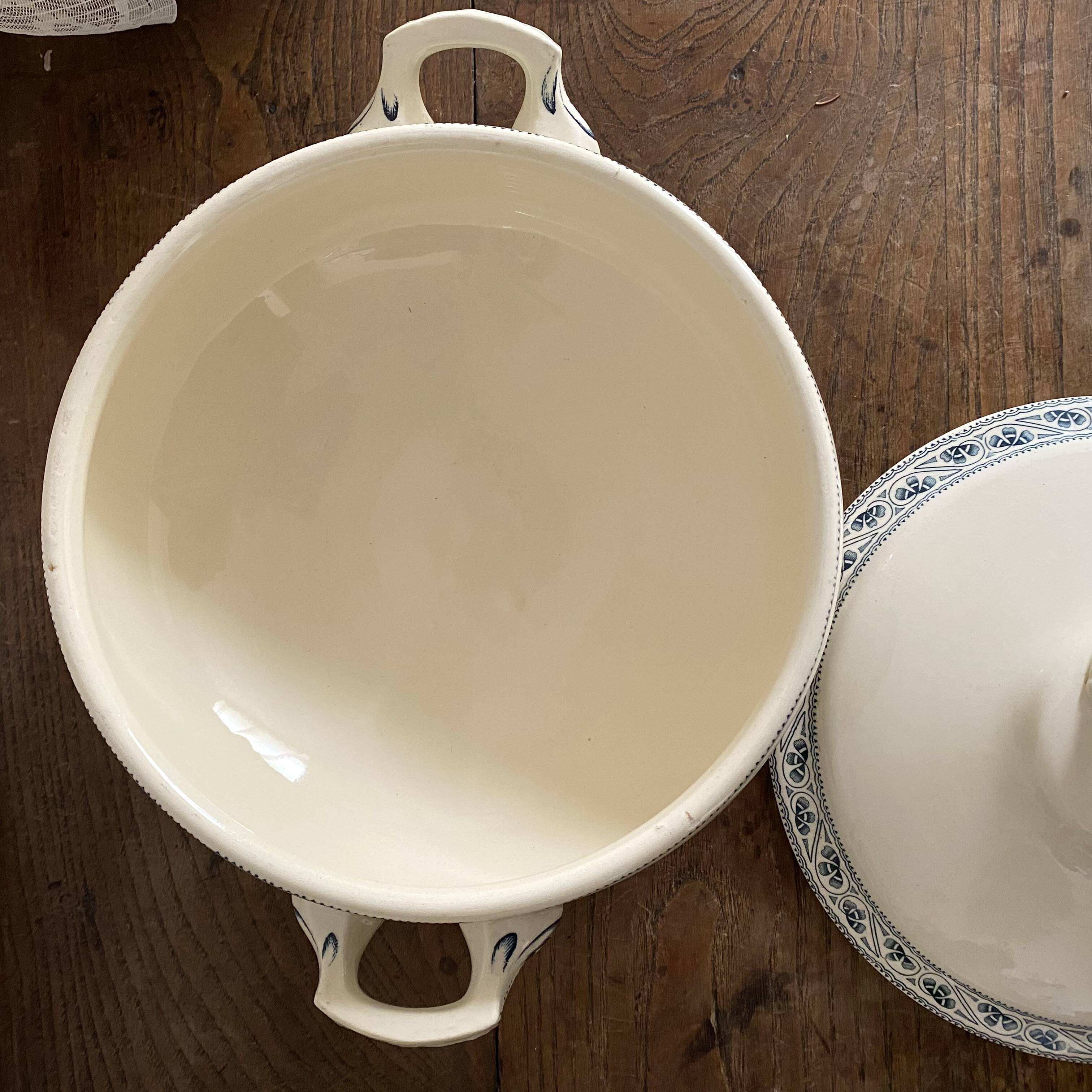 Soupière terre de fer Choisy le roi "Champigny"