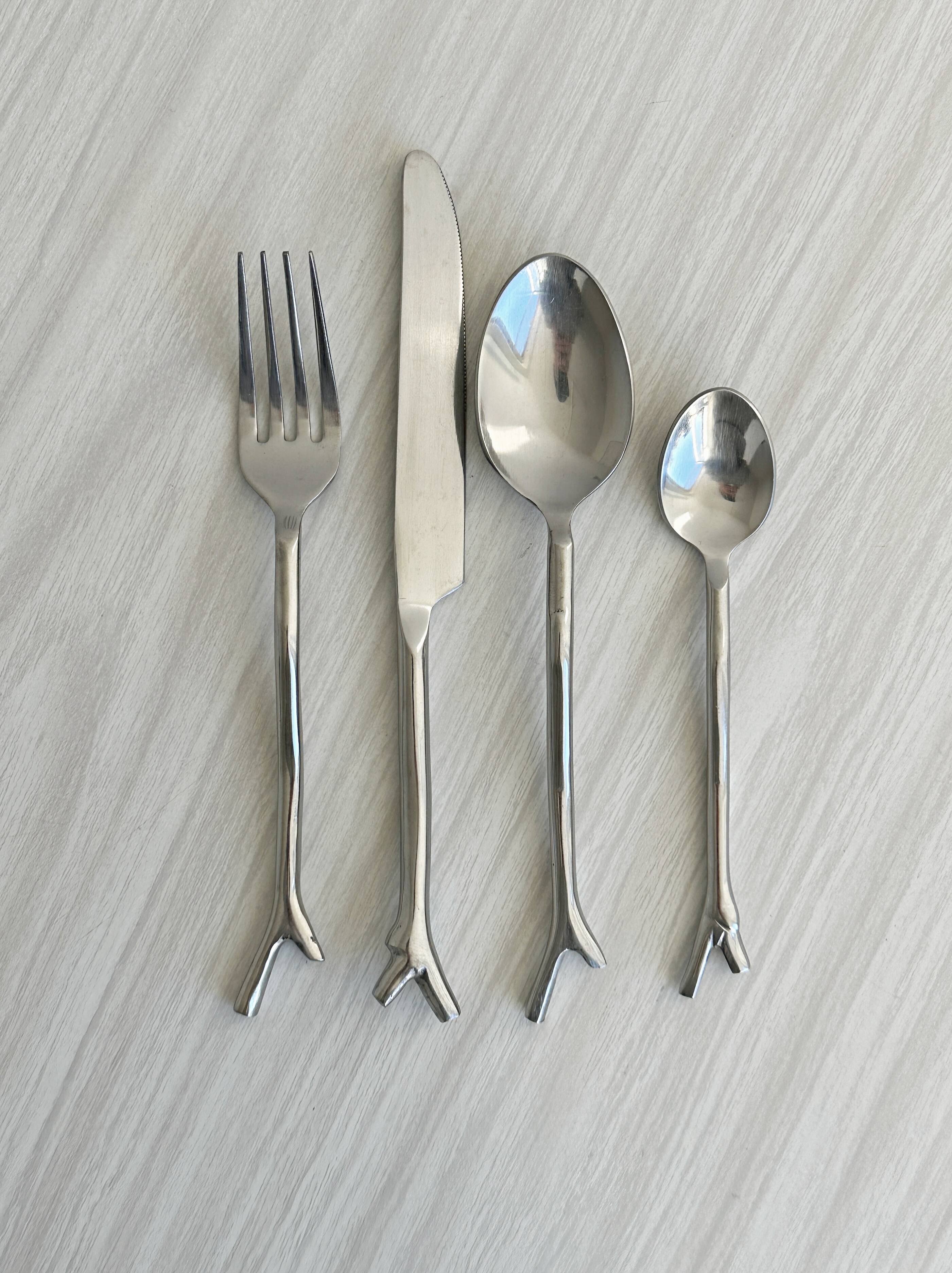 Set of 20 stainless steel cutlery with branch pattern.