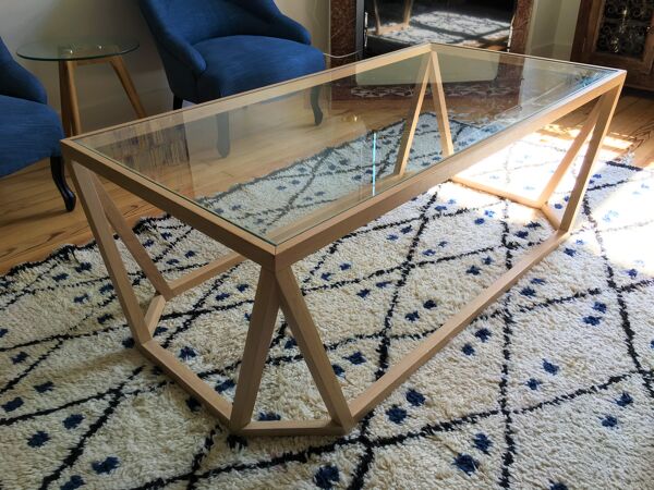 Table basse design suédois en bois clair et verre
