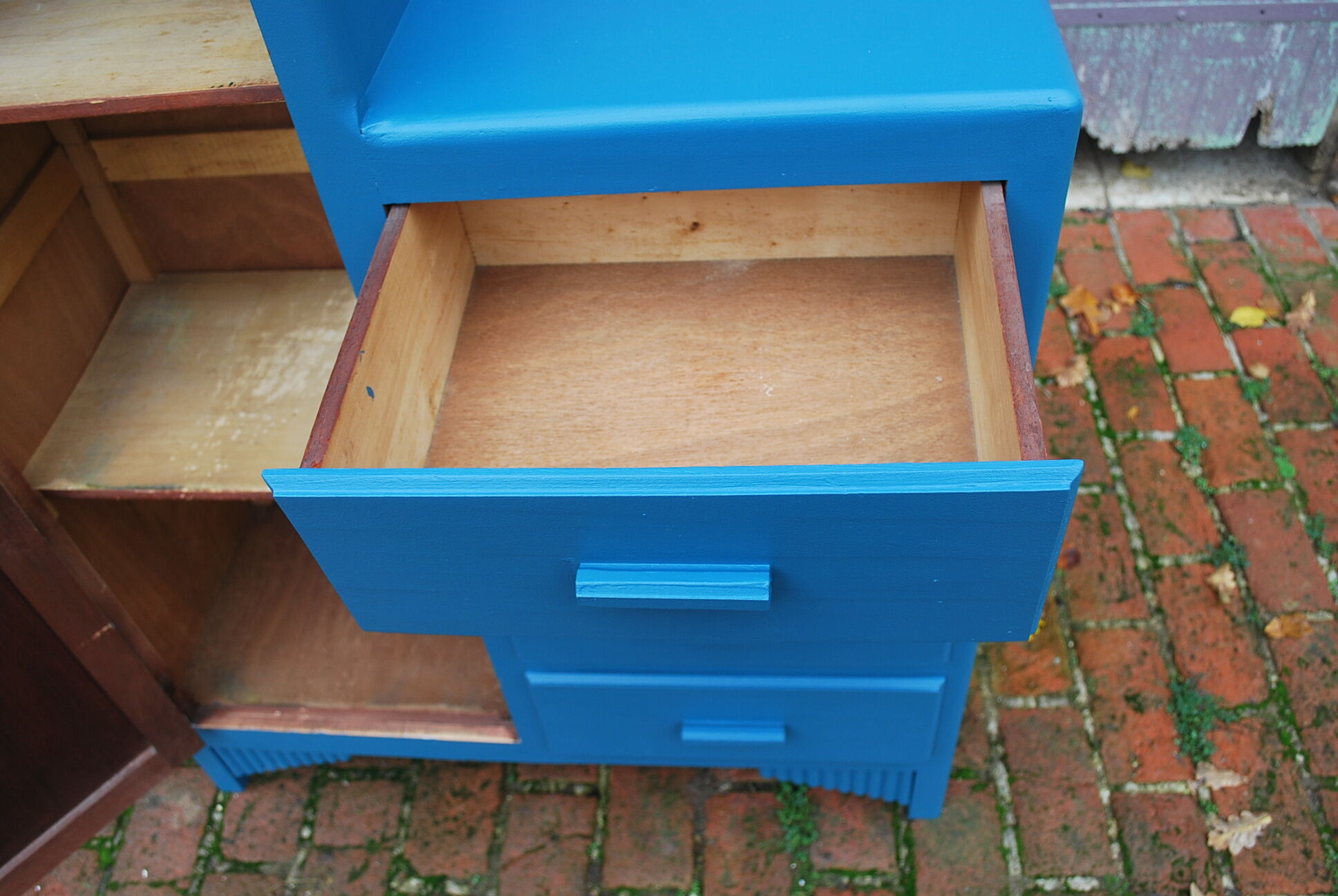 Asymmetrical cabinet