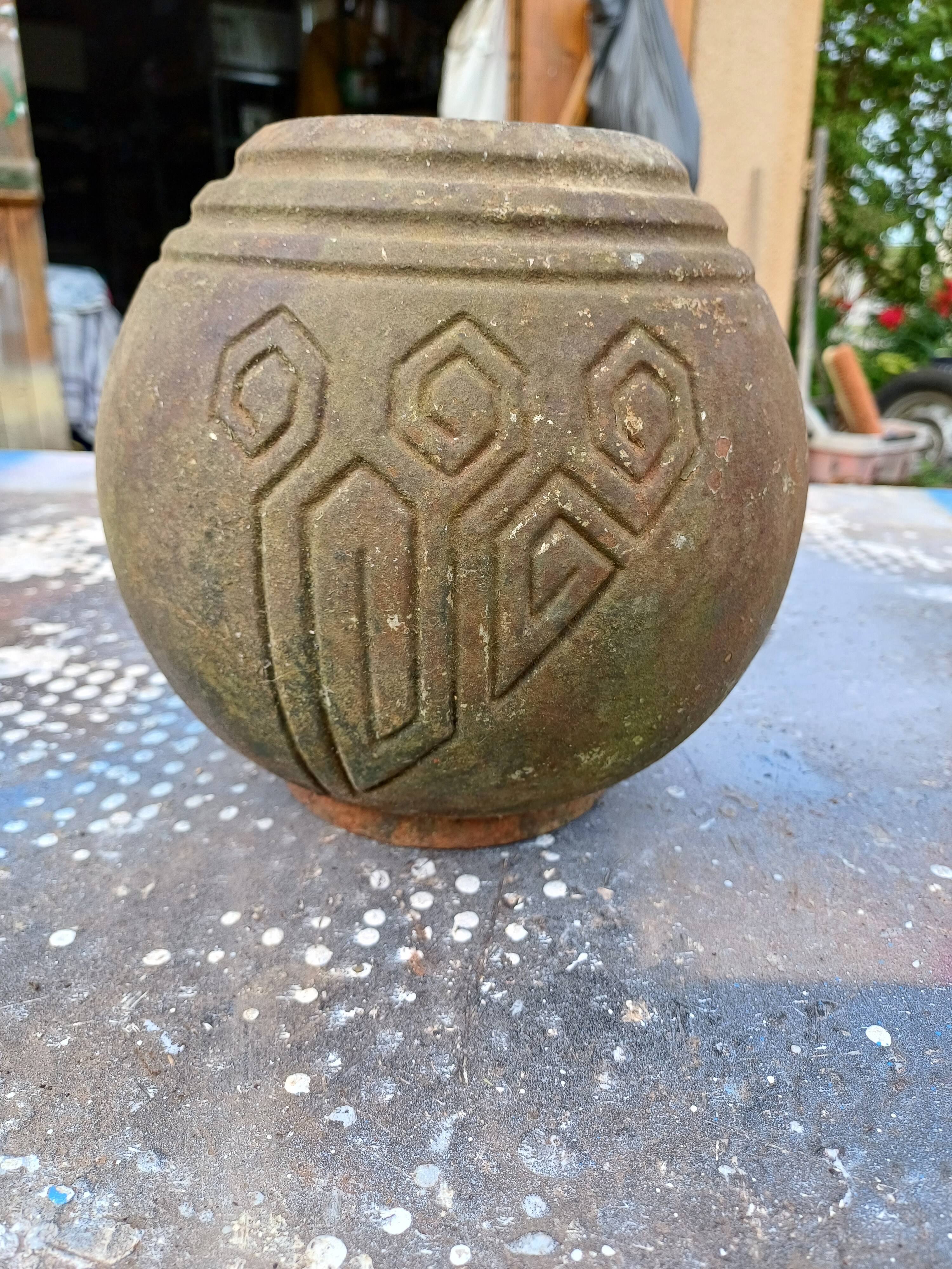 1 round cast iron vase from 1900 in Art Deco style: Charleville - Mézières
