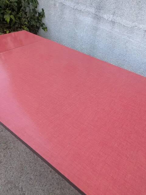 Table en formica rouge