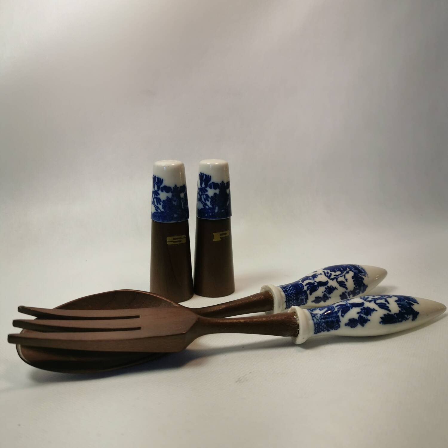 Vintage salad service in ceramic and natural wood. pepper shaker, salt shaker and 2 cutlery