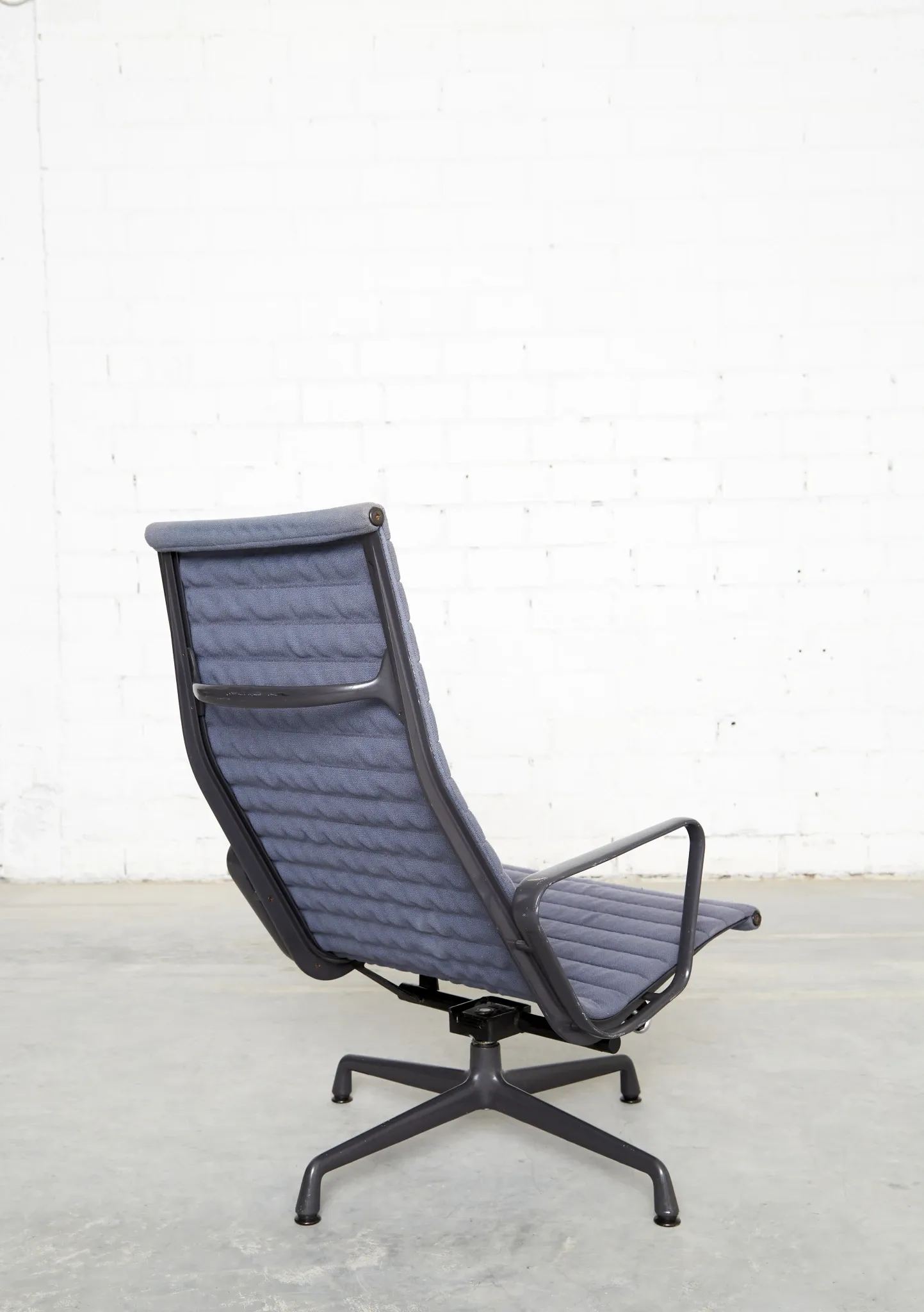 Charles & Ray Eames Chair EA124 & Ottomane EA125 for Vitra/Herman Miller
