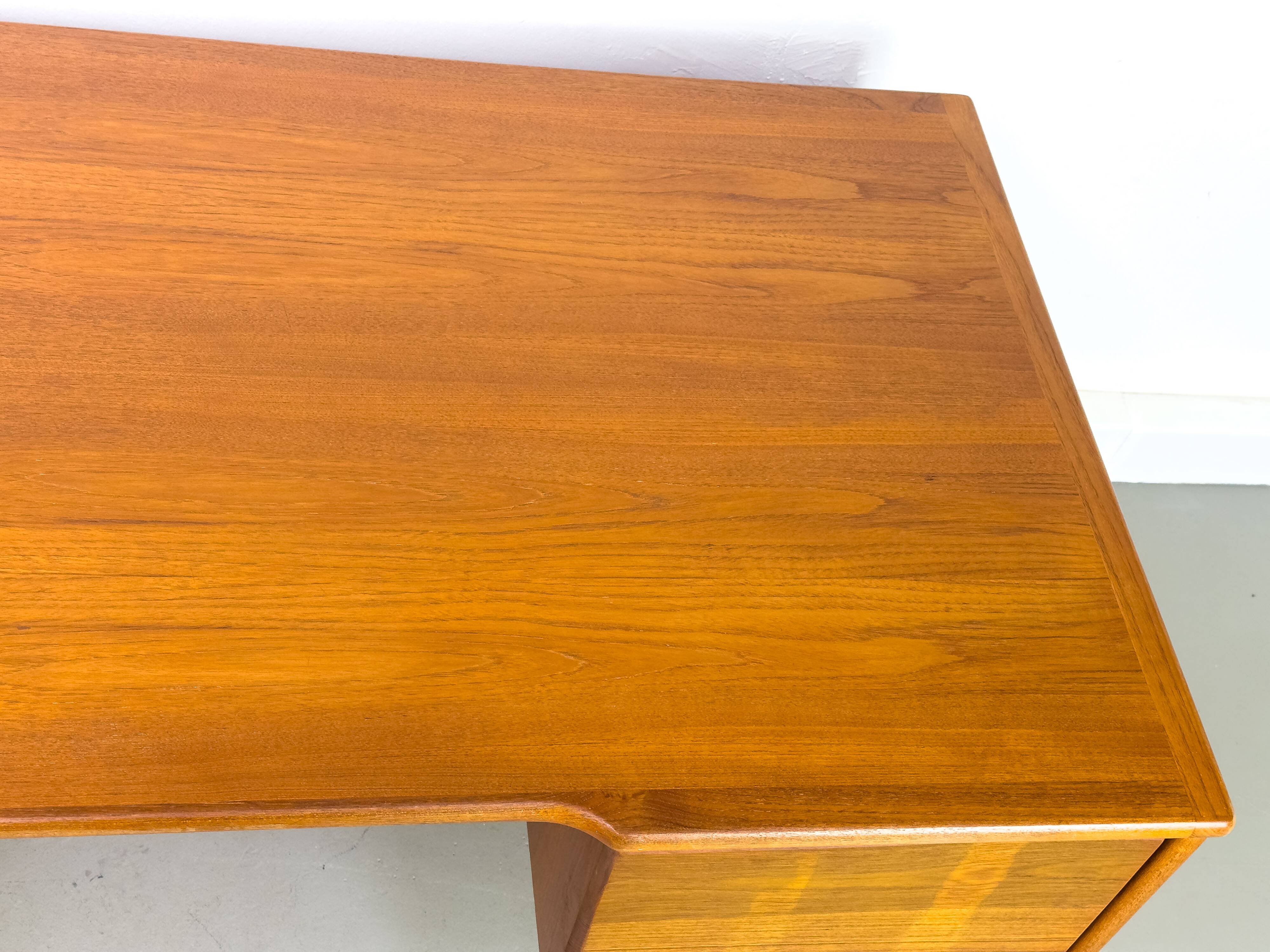 Bureau autoportant en teck avec porte et tiroirs, années 1970