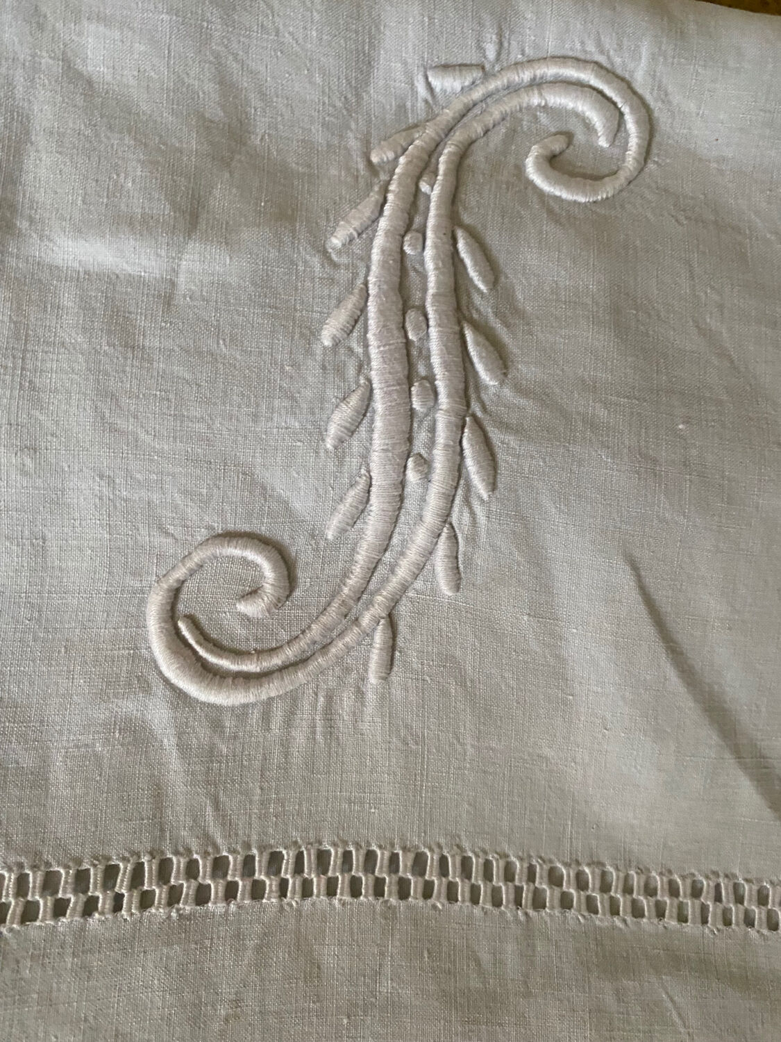 Drap ancien en fil de coton monogramme et brodé .
