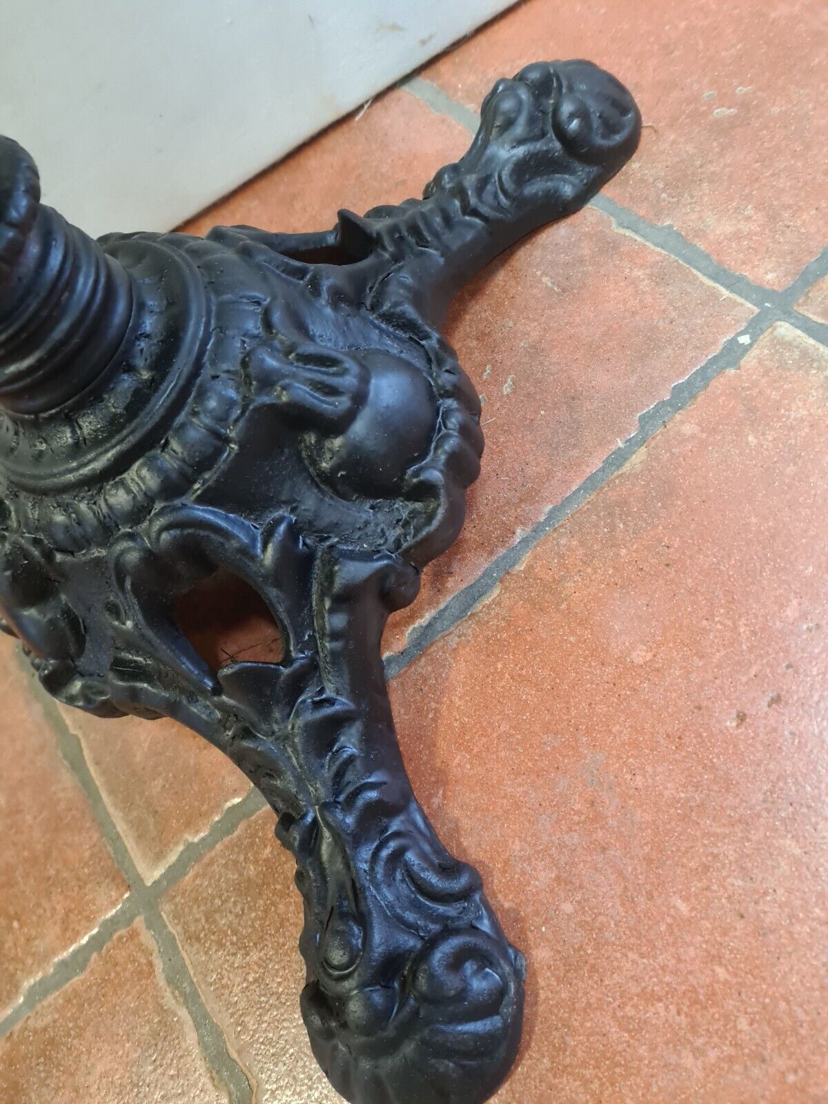 Table in marble and cast iron pedestal table