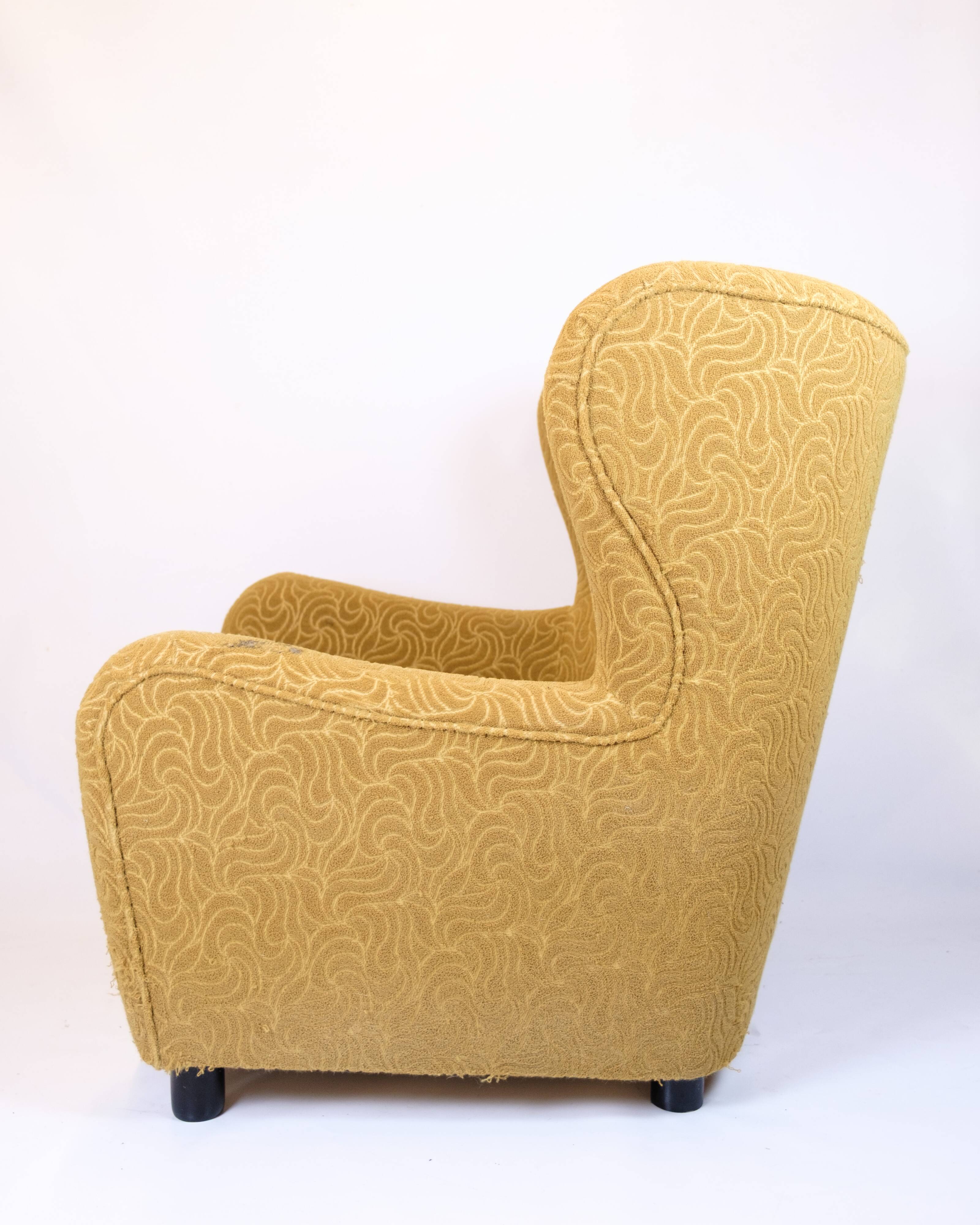Armchair with ottoman - Over-upholstered - Patterned yellow fabric - Black legs - Danish design - 1940s style