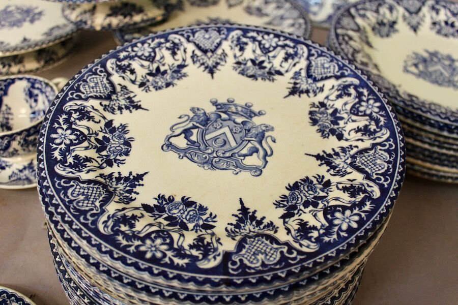 Service in faience of Gien Coat of arms crown and lions XIXth