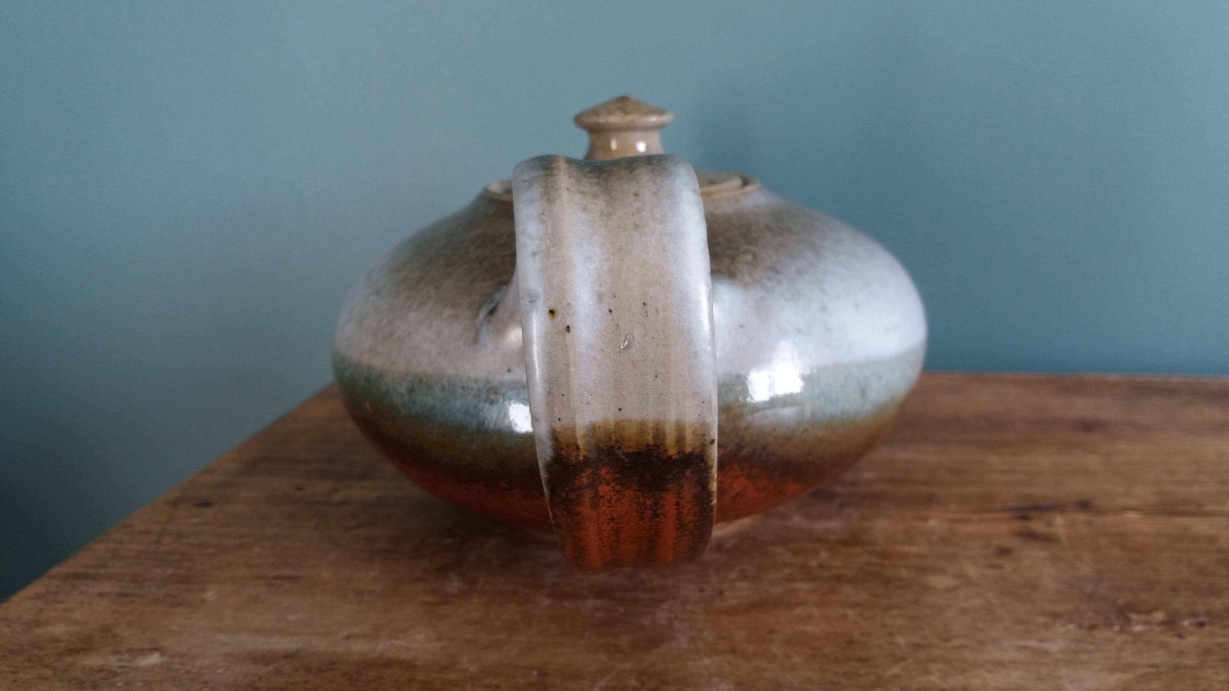 Teapot by Raymond Guibert, Lamoura, Jura, in Puisaye stoneware.