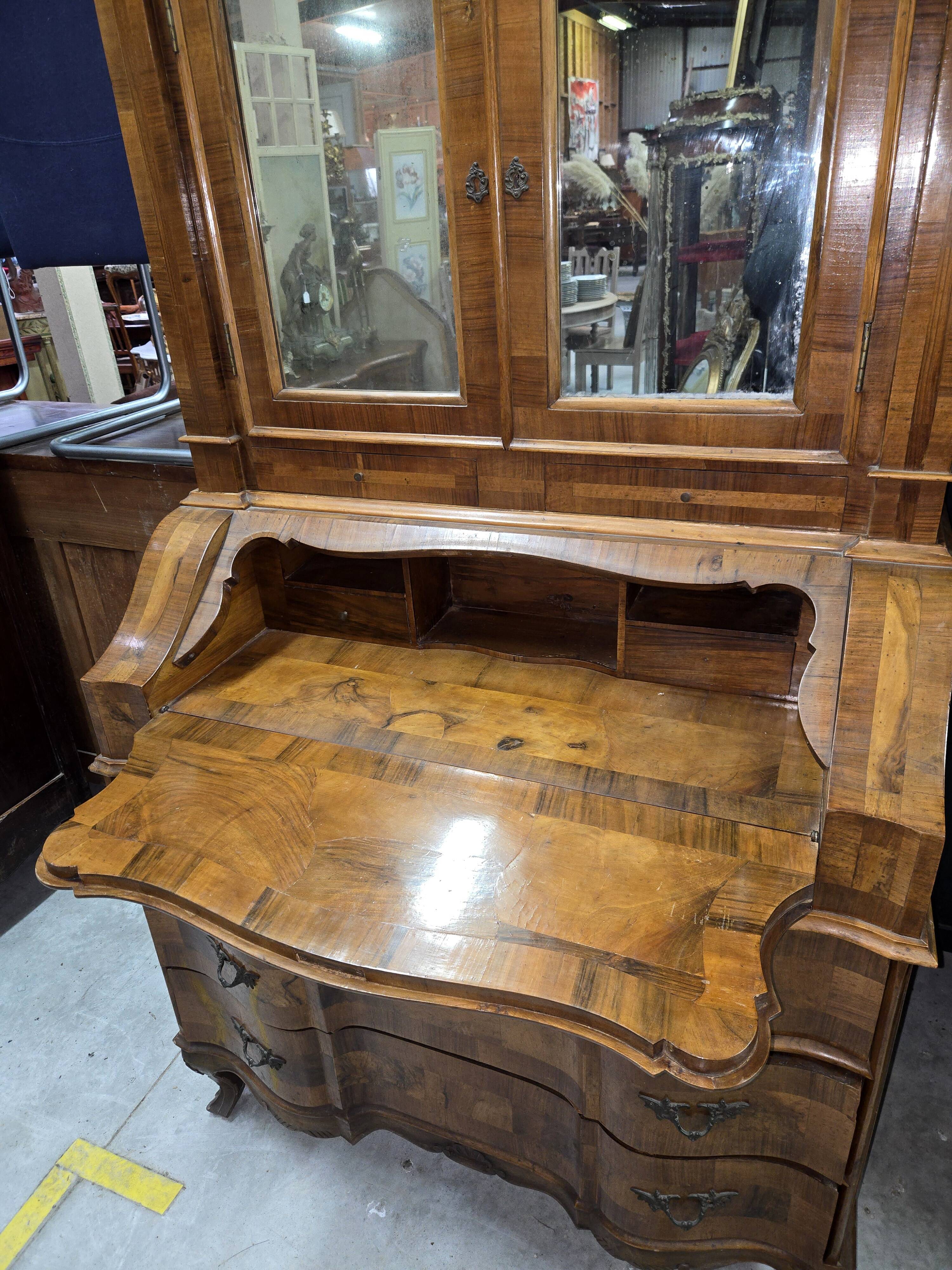 Important secretary desk in Venetian style, Louis XV, made of marquetry walnut.