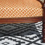 Ancienne banquette en bois et velours orange