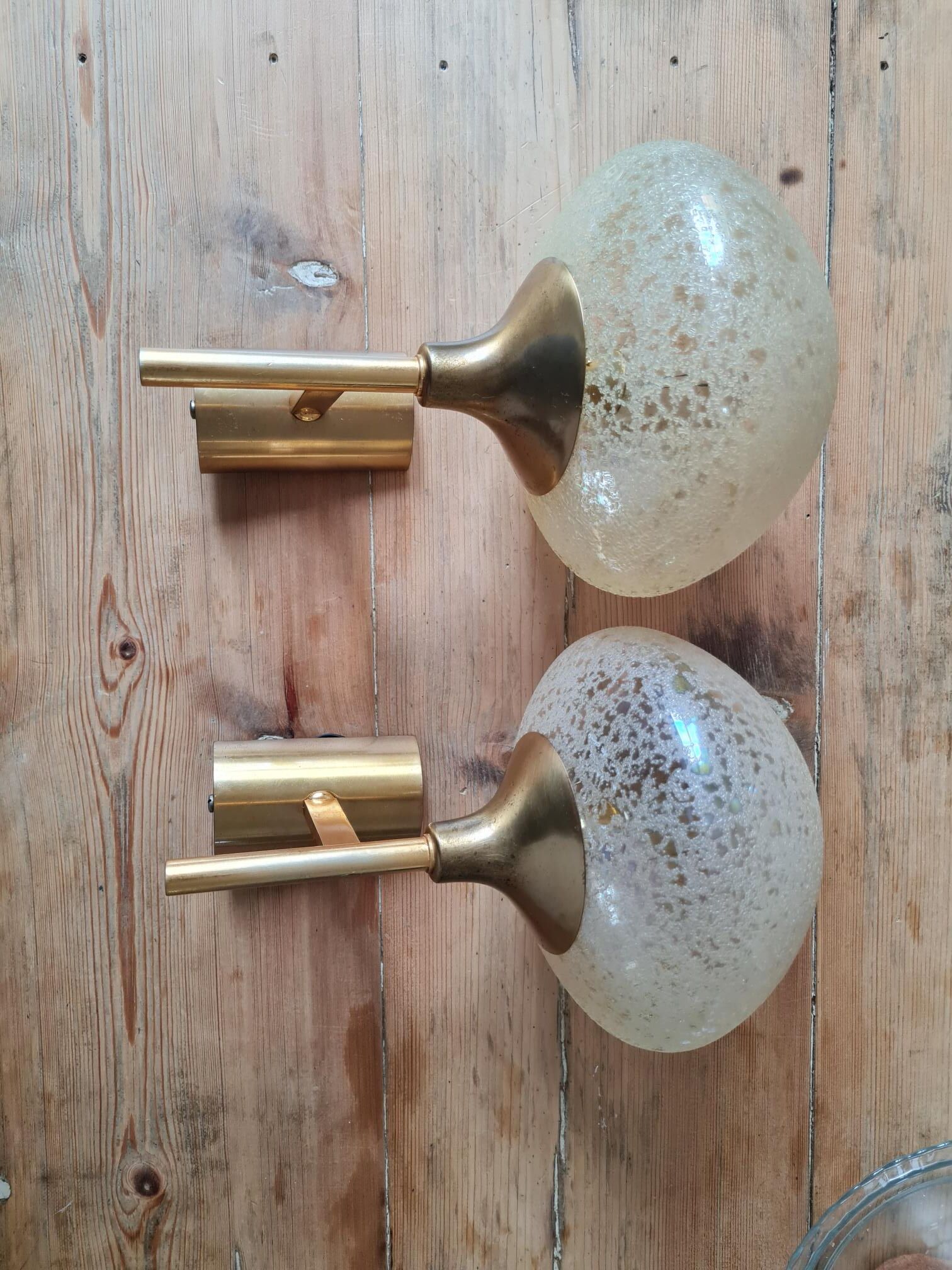 Paire d'appliques laiton et verre givré 1960
