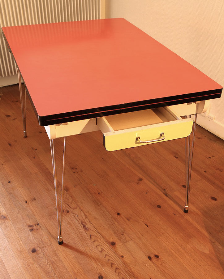 Table et chaises rockabilly en Formica structure Eiffel.