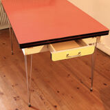 Rockabilly cuisine complete in formica structure Eiffel.