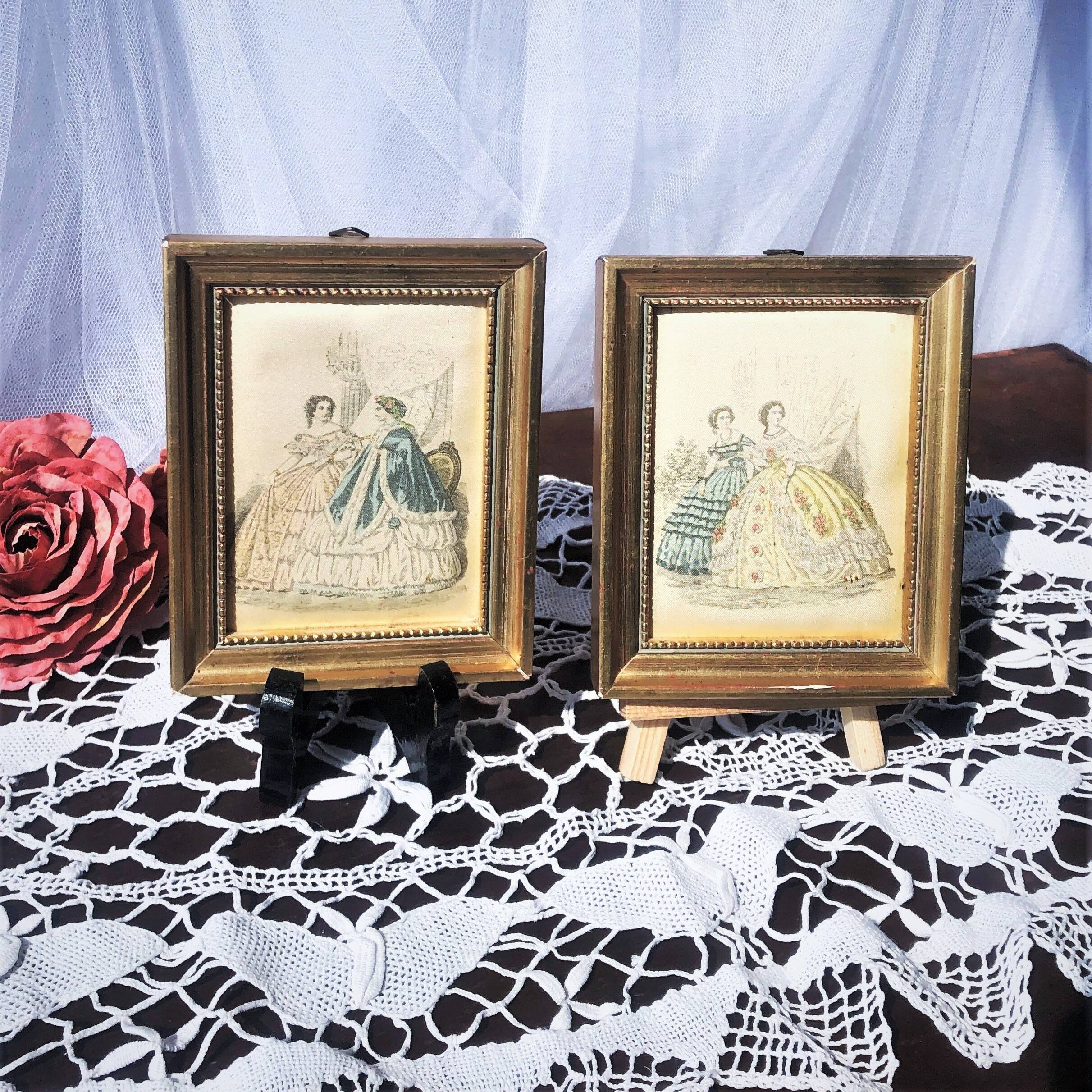 Lot de deux petits cadres portrait de marquises