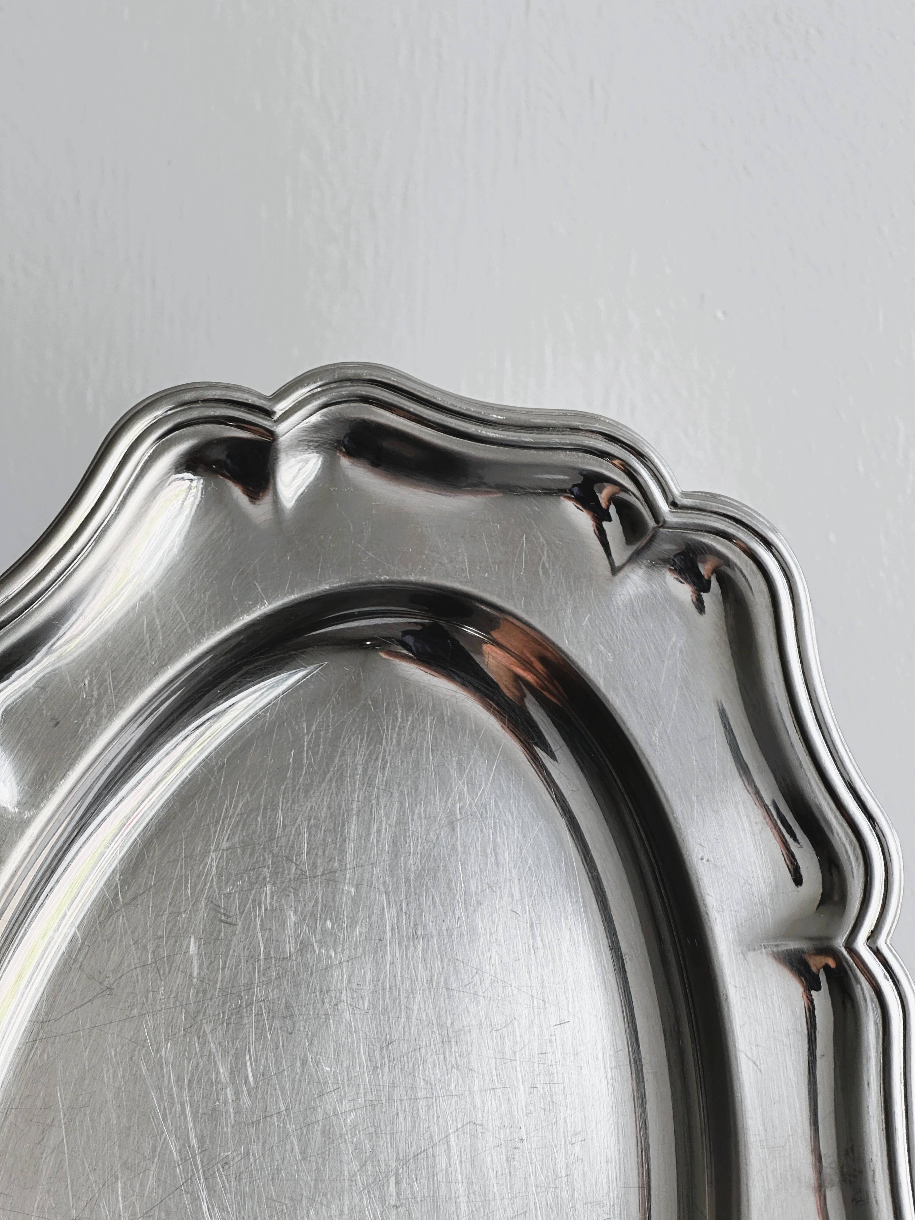 Plat ancien en métal