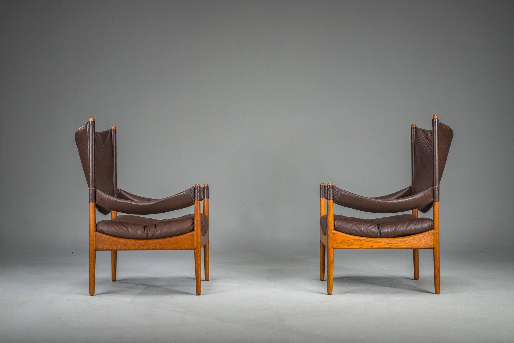 Ensemble de 3 fauteuils lounge danois modernes en chêne et cuir avec repose-pieds, conçus par Kristian Vedel pour Søren Wiladsen, années 1960.