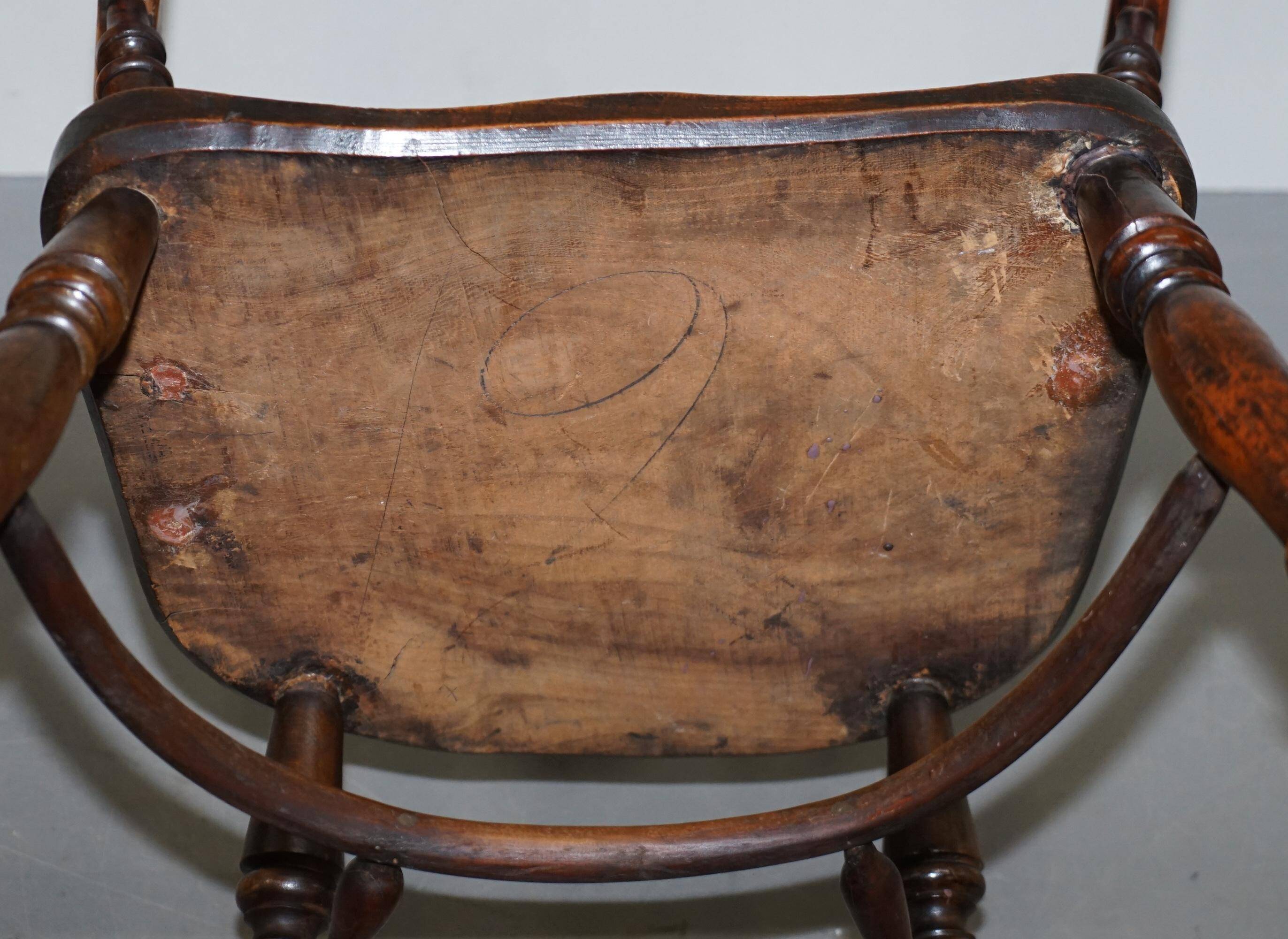 Windsor chair in solid elm circa 1860 - English furniture