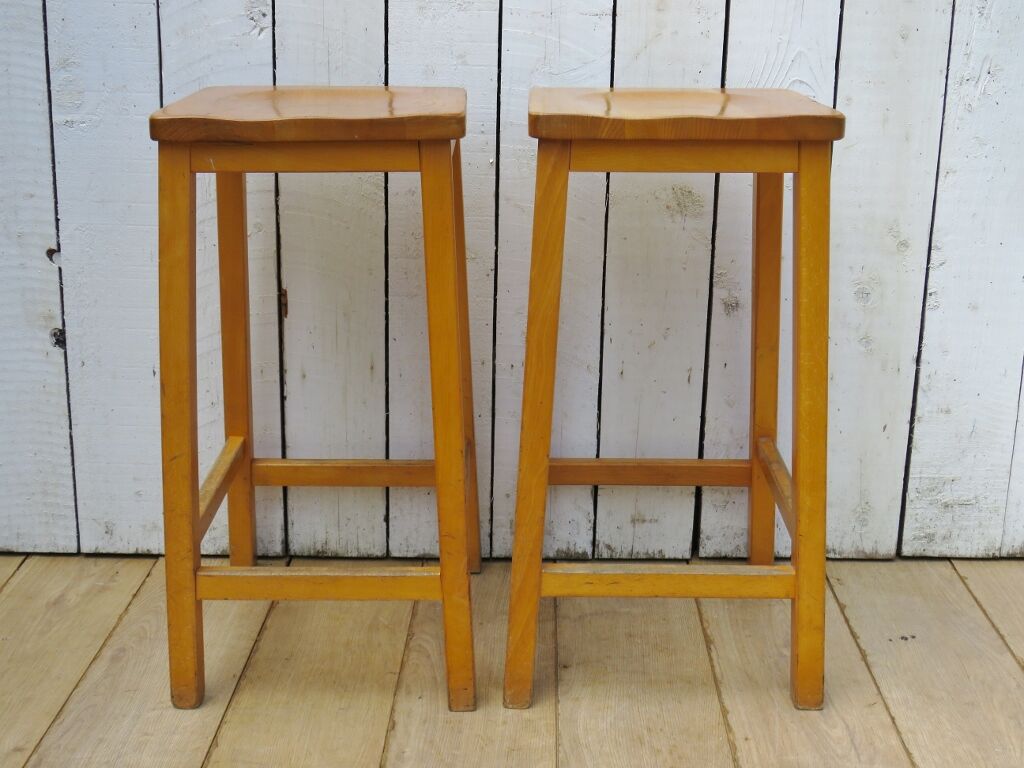 Deux paires de grands tabourets de bar anglais vintage
