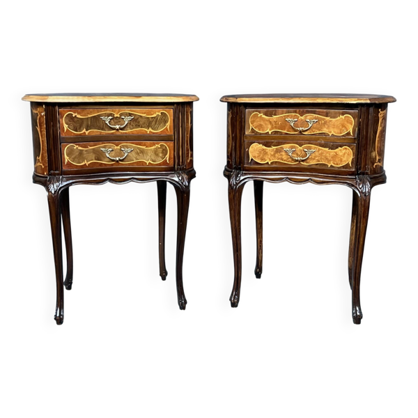 Paire de tables de chevet de style rococo avec marqueterie en bois précieux.