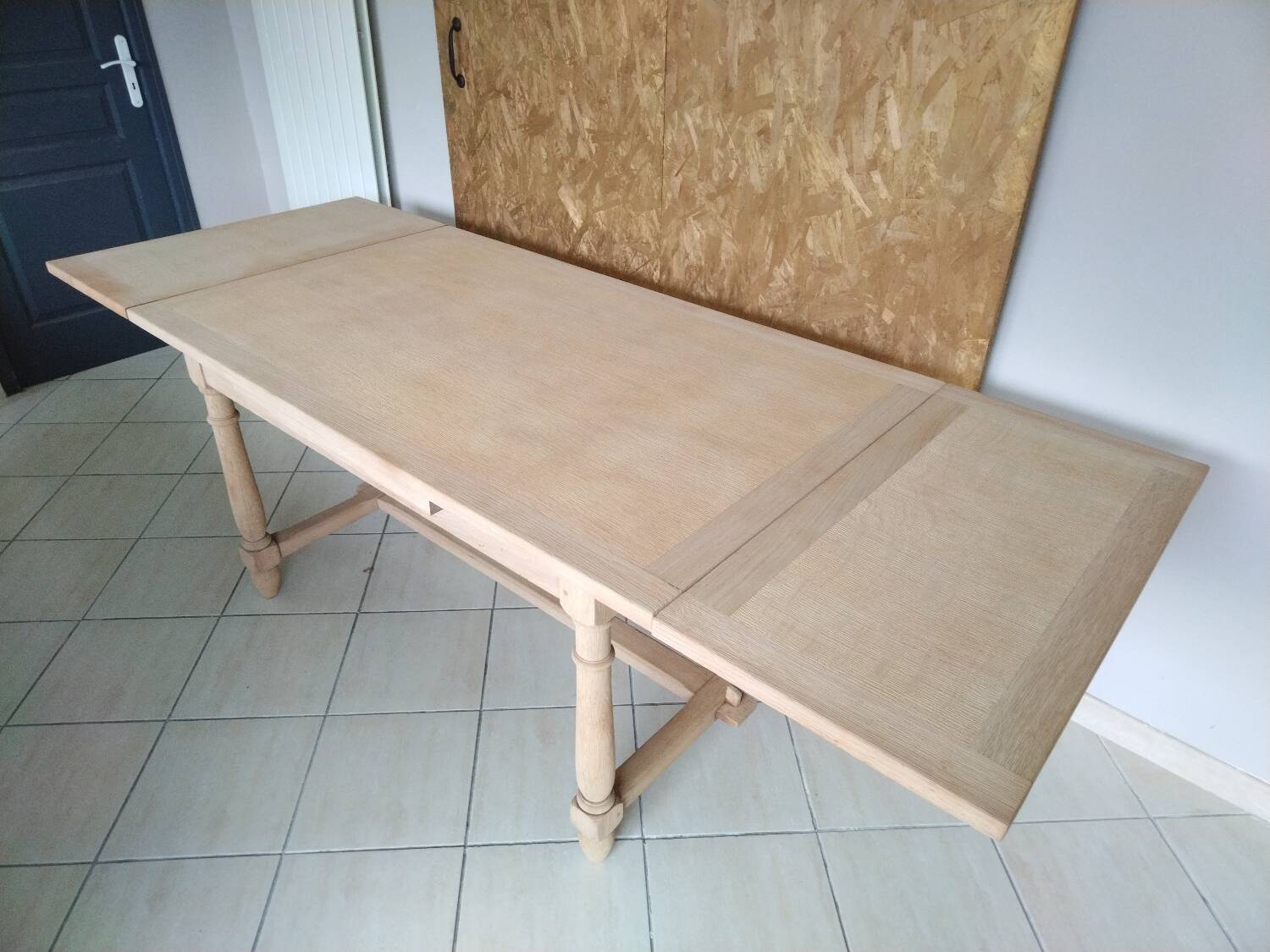Extendable table in renovated solid oak