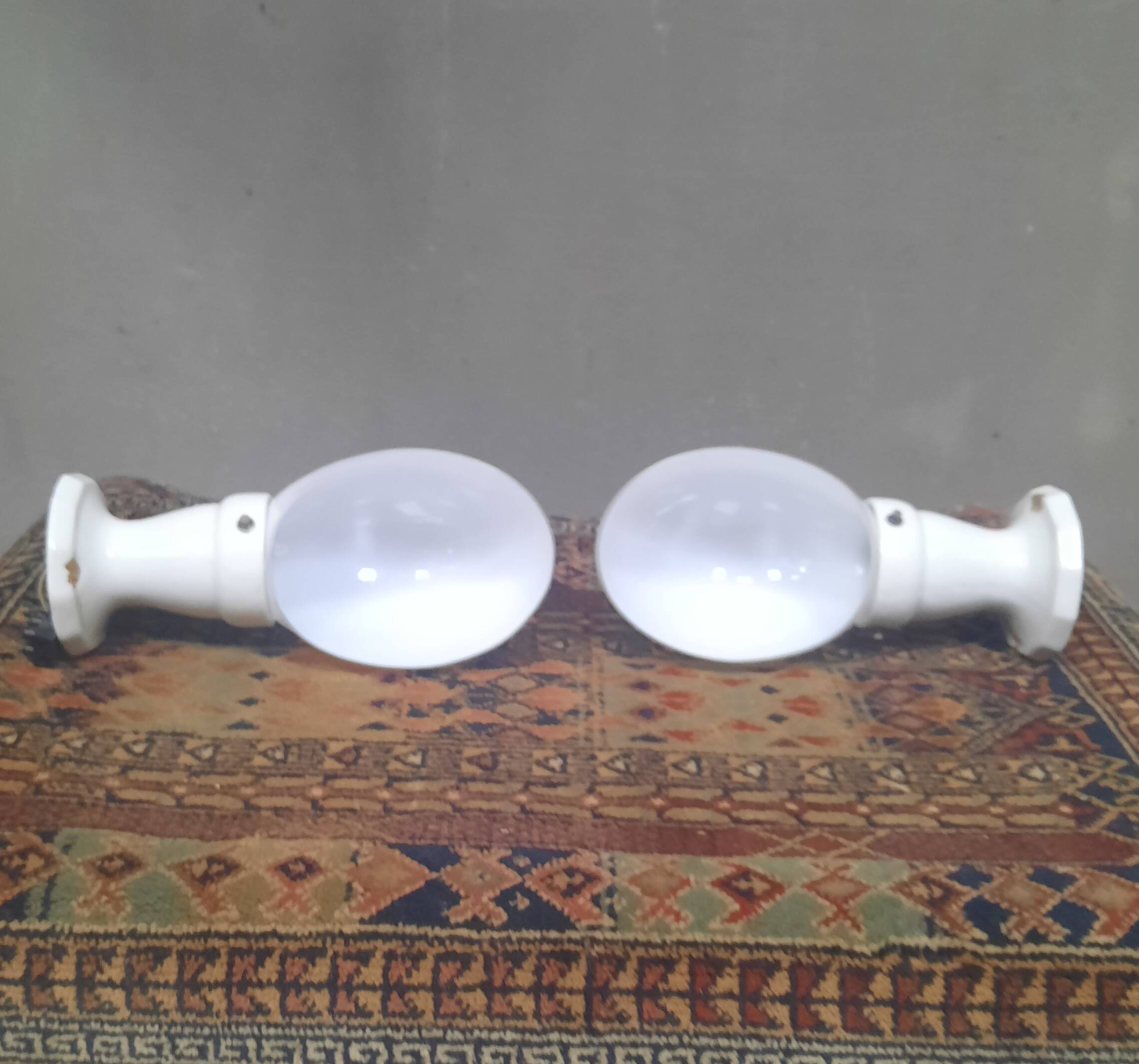 Pair of wall lights from the 1950s in porcelain.
