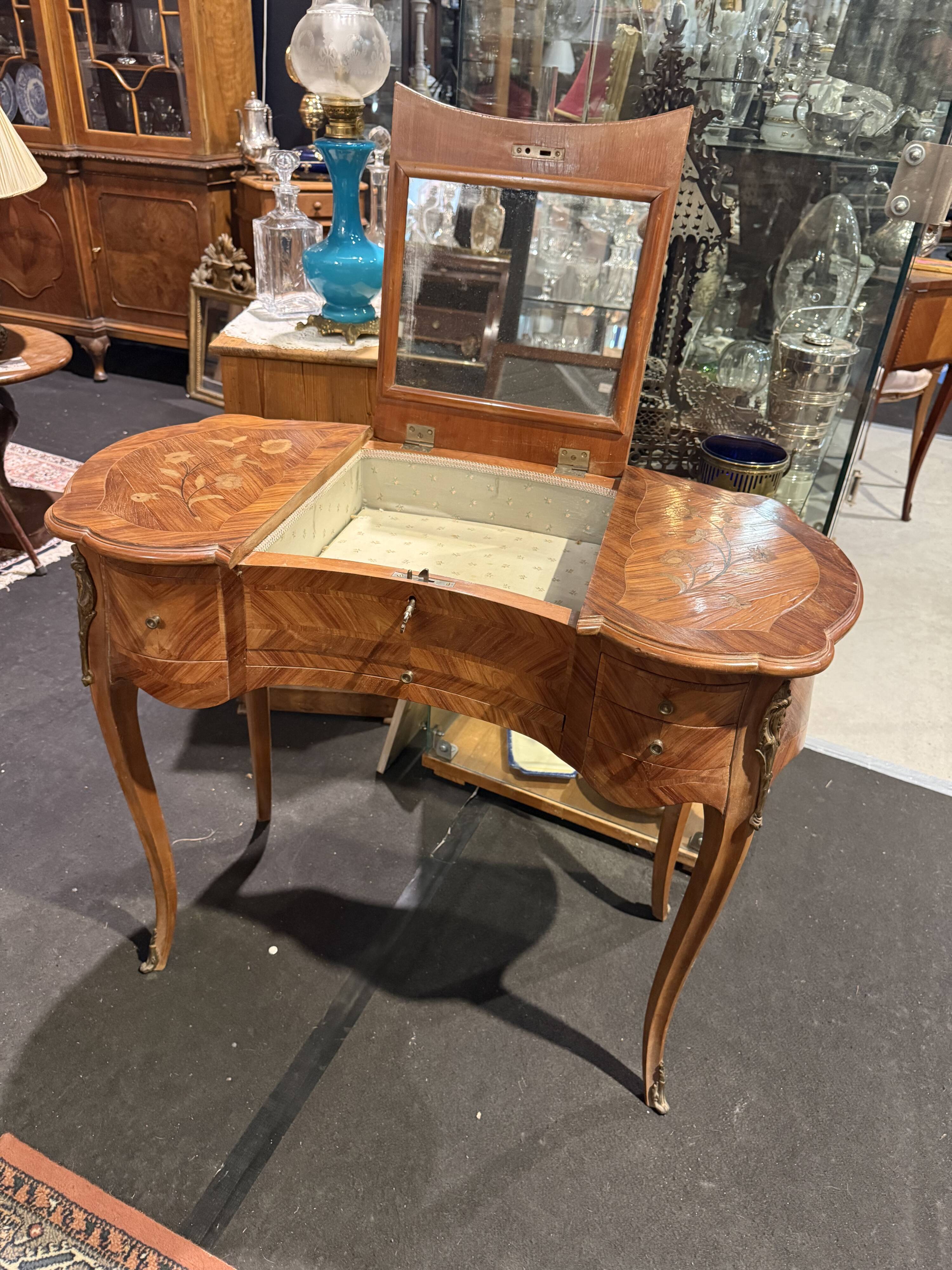 Coiffeuse marqueté en forme de rognon