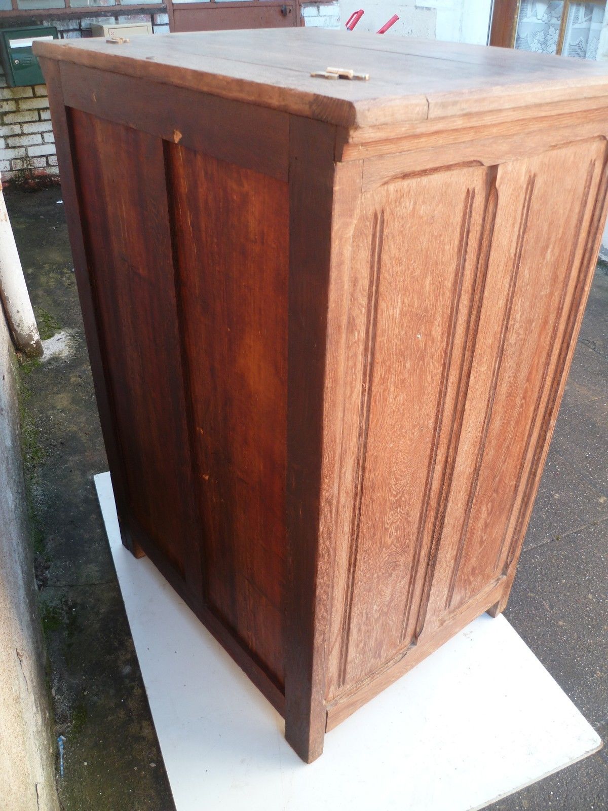 Furnished cooler of profession trade brewery in late XIX century oak bar