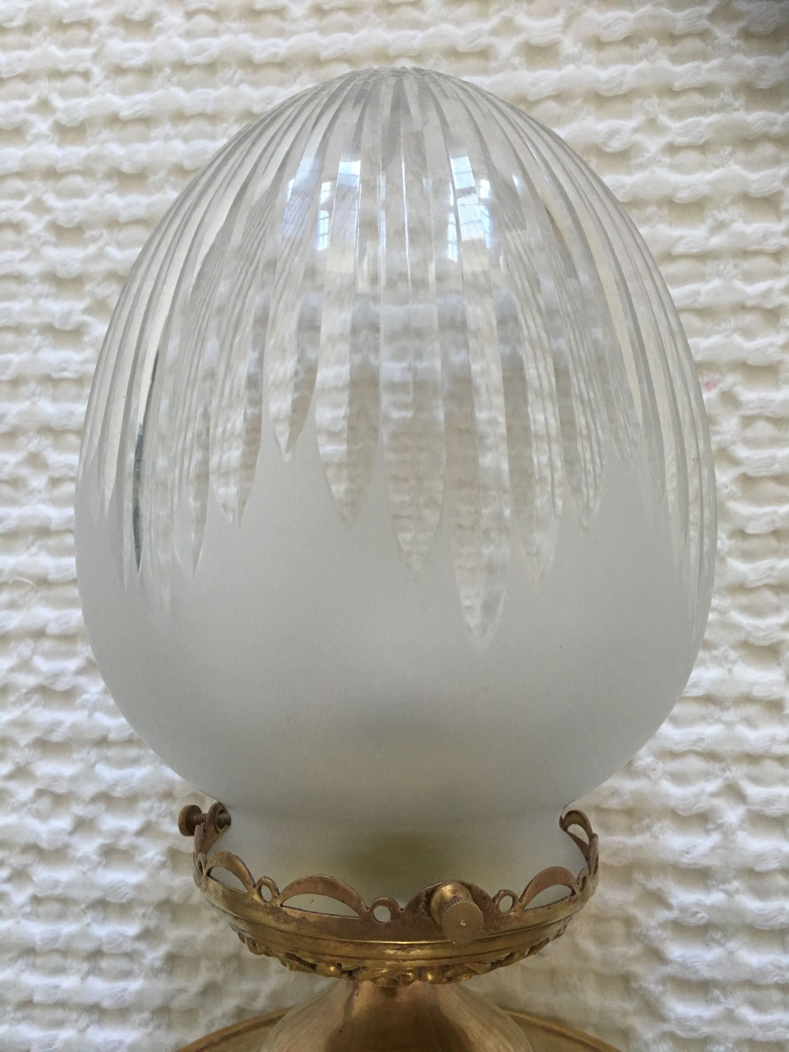 Plafonnier en forme d’obus en verre ciselé