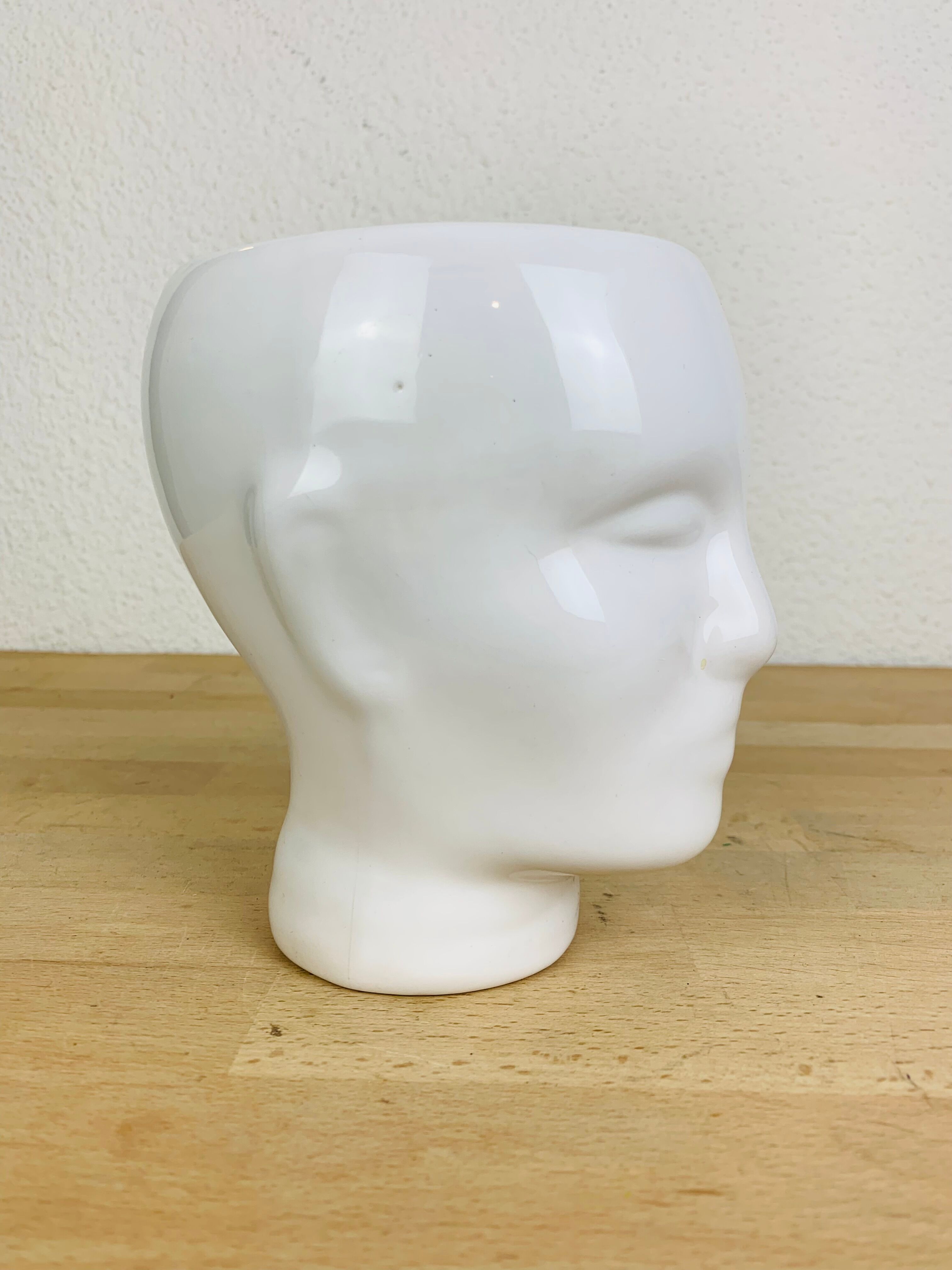 Vase or pot cover head in white ceramic