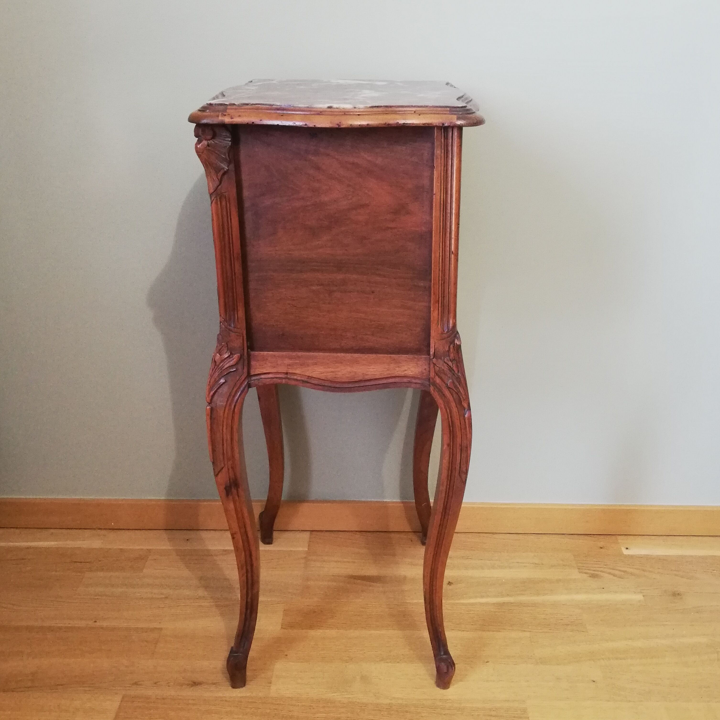 Table de chevet en bois et dessus marbre de style Louis XV