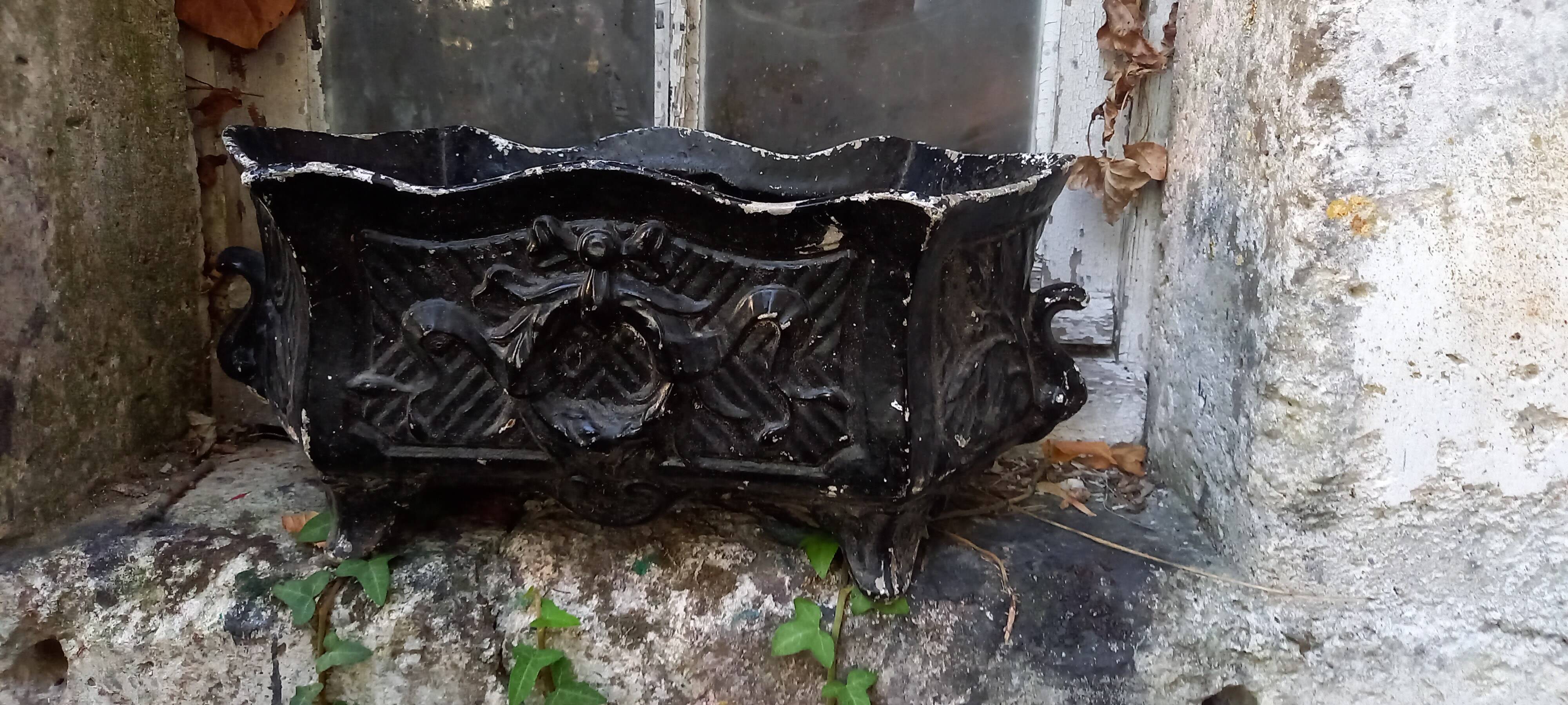 Cast iron planter