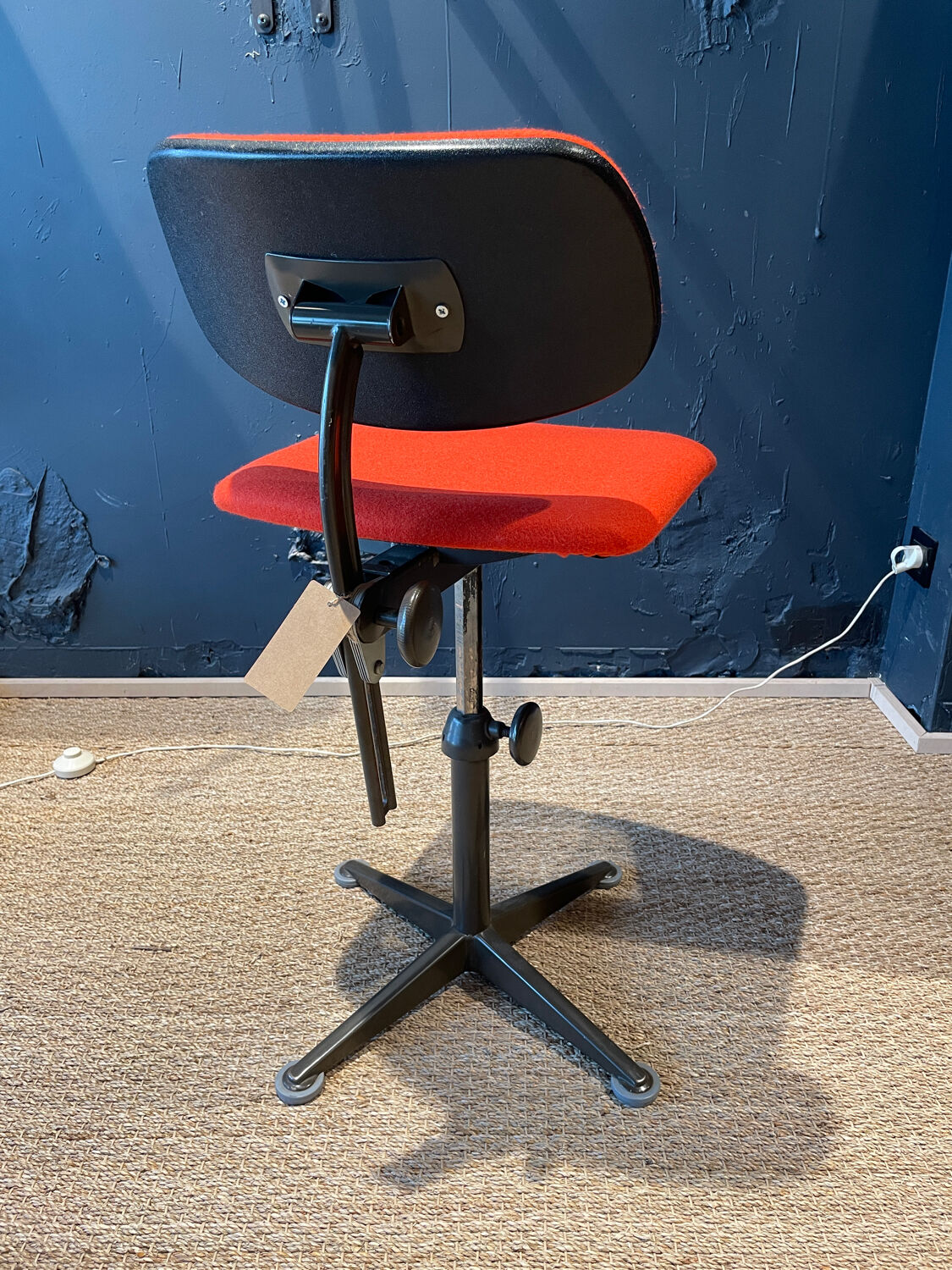 Cirkel's Ahrend swivel and adjustable office chair